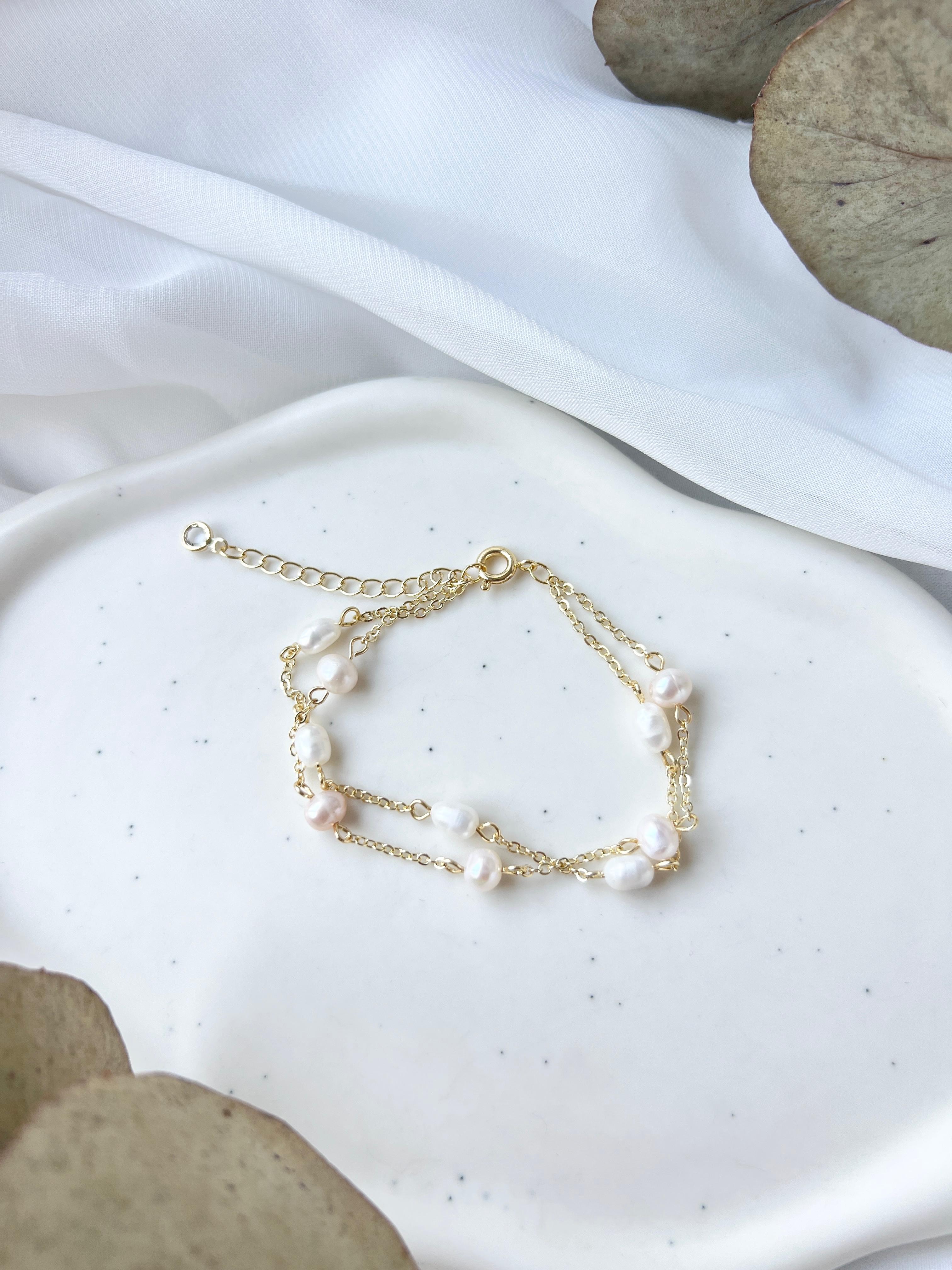 Feiner Brautschmuck, goldenes Armband mit weissen Perlen, Perlenschmuck, Perlenarmband, eleganter Brautschmuck, Geschenk fuer Sie, Geschenk Frauen, Damenschmuck