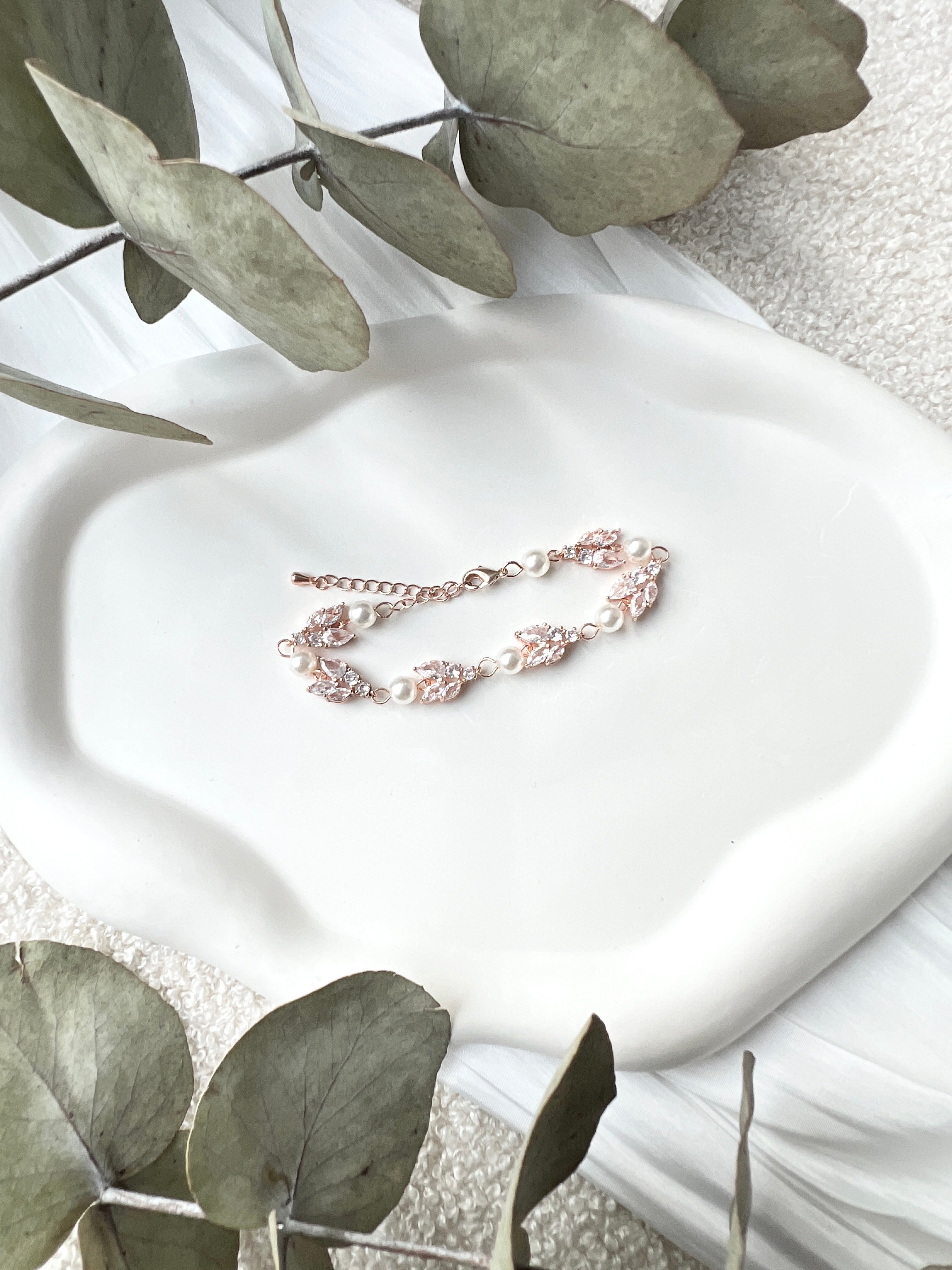 Armband mit funkelnden Steinen aus Glass und weißen Perlen, Silber oder Roségold, feiner Brautschmuck, elegantes Brautarmband, Schmuck fuer Sie, Geschenk Frauen, Hochzeit, glaenzender Armschmuck, Brautjungfer, Weihnachtsgeschenk, Perlenarmband, Perlenschmuck, Damenschmuck