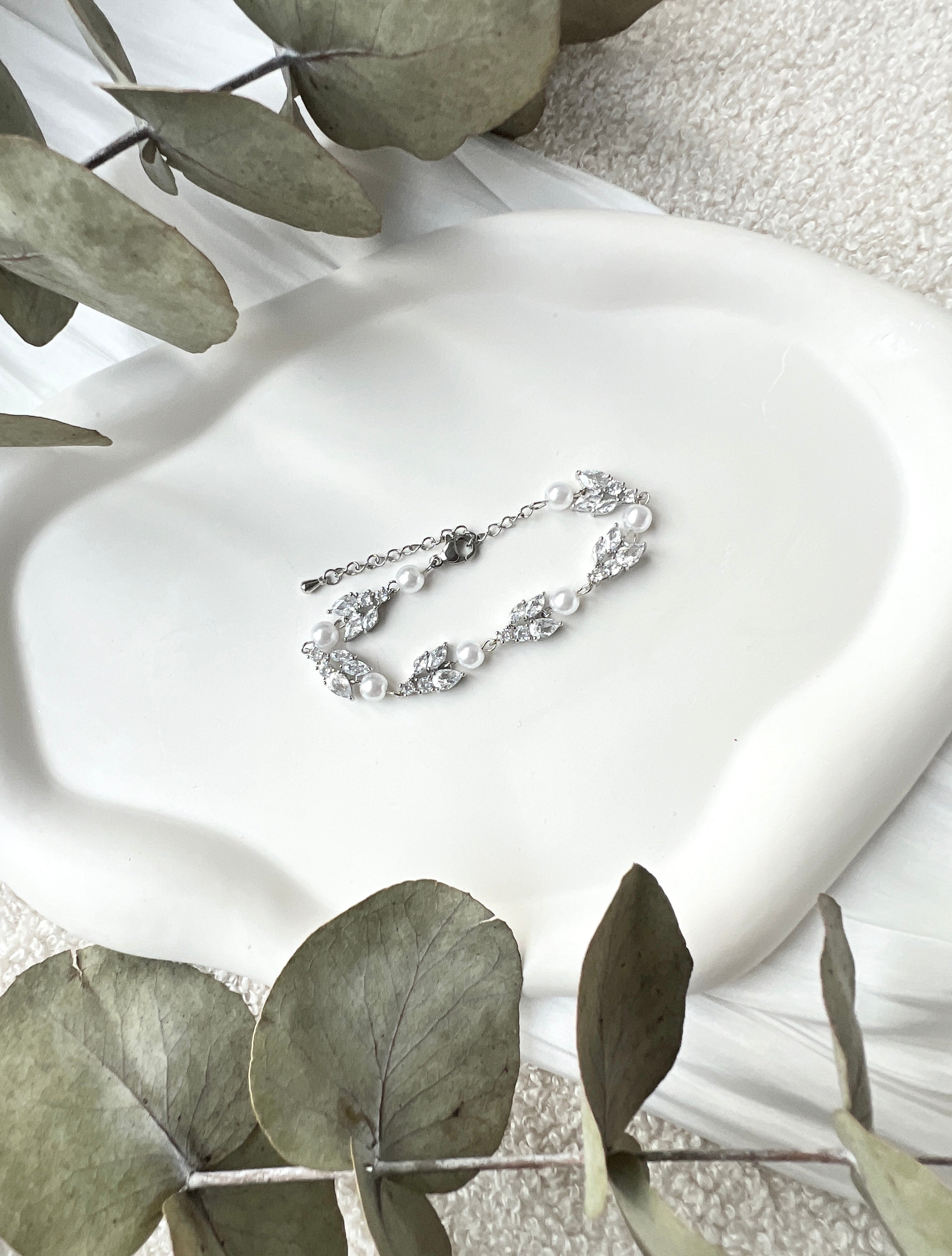 Armband mit funkelnden Steinen aus Glass und weißen Perlen, Silber oder Roségold, feiner Brautschmuck, elegantes Brautarmband, Schmuck fuer Sie, Geschenk Frauen, Hochzeit, glaenzender Armschmuck, Brautjungfer, Weihnachtsgeschenk, Perlenarmband, Perlenschmuck, Damenschmuck