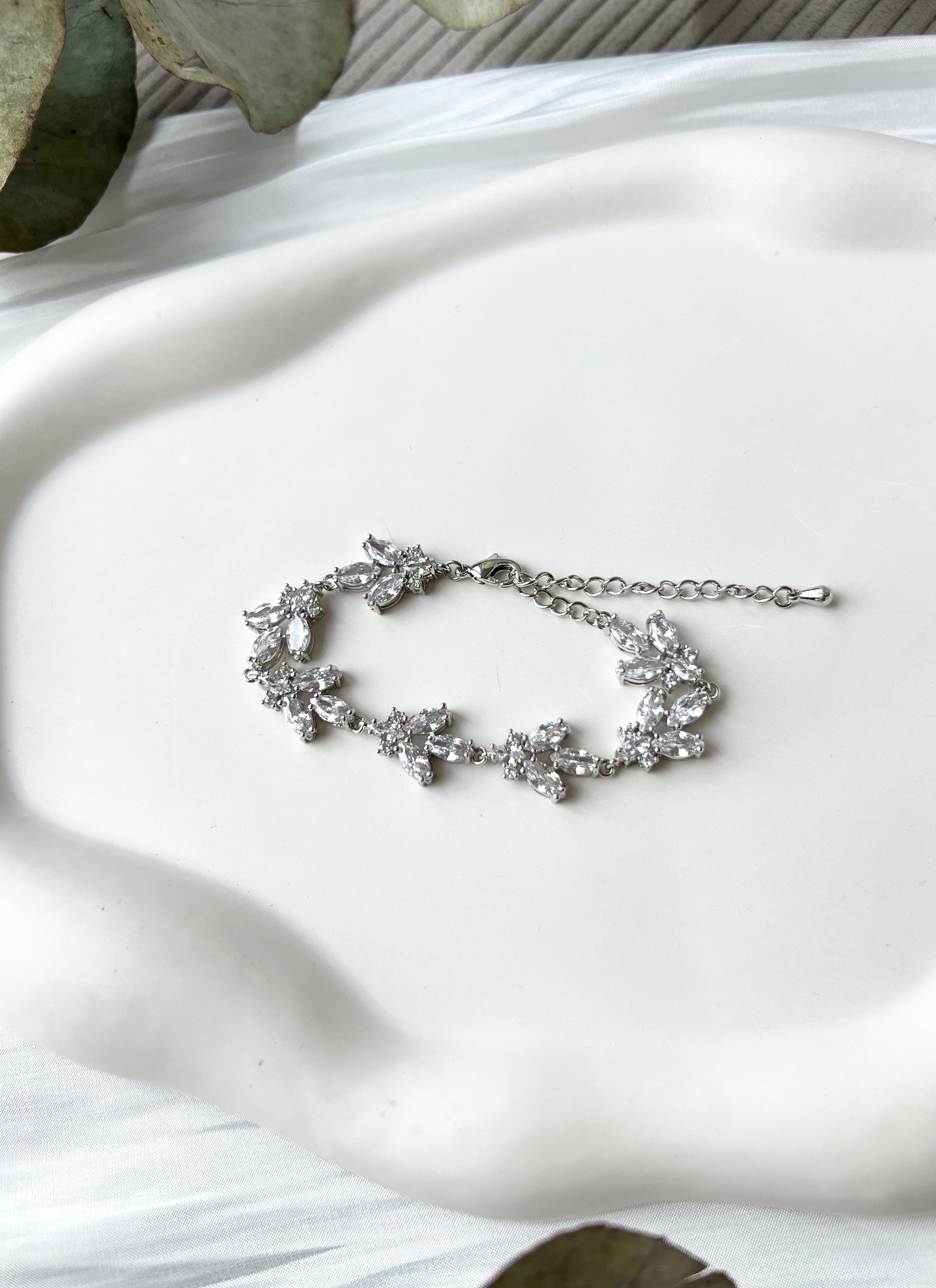 Silbernes Armband, Brautarmband mit funkelnden Zirkoniasteinen, Silber Brautschmuck, verstellbare Laenge, Schmuck Hochzeit, edler Brautjungfernschmuck, Standesamt, Brautlook, Geschenk für Sie, Weihnachtsgeschenk Frauen, Damenschmuck