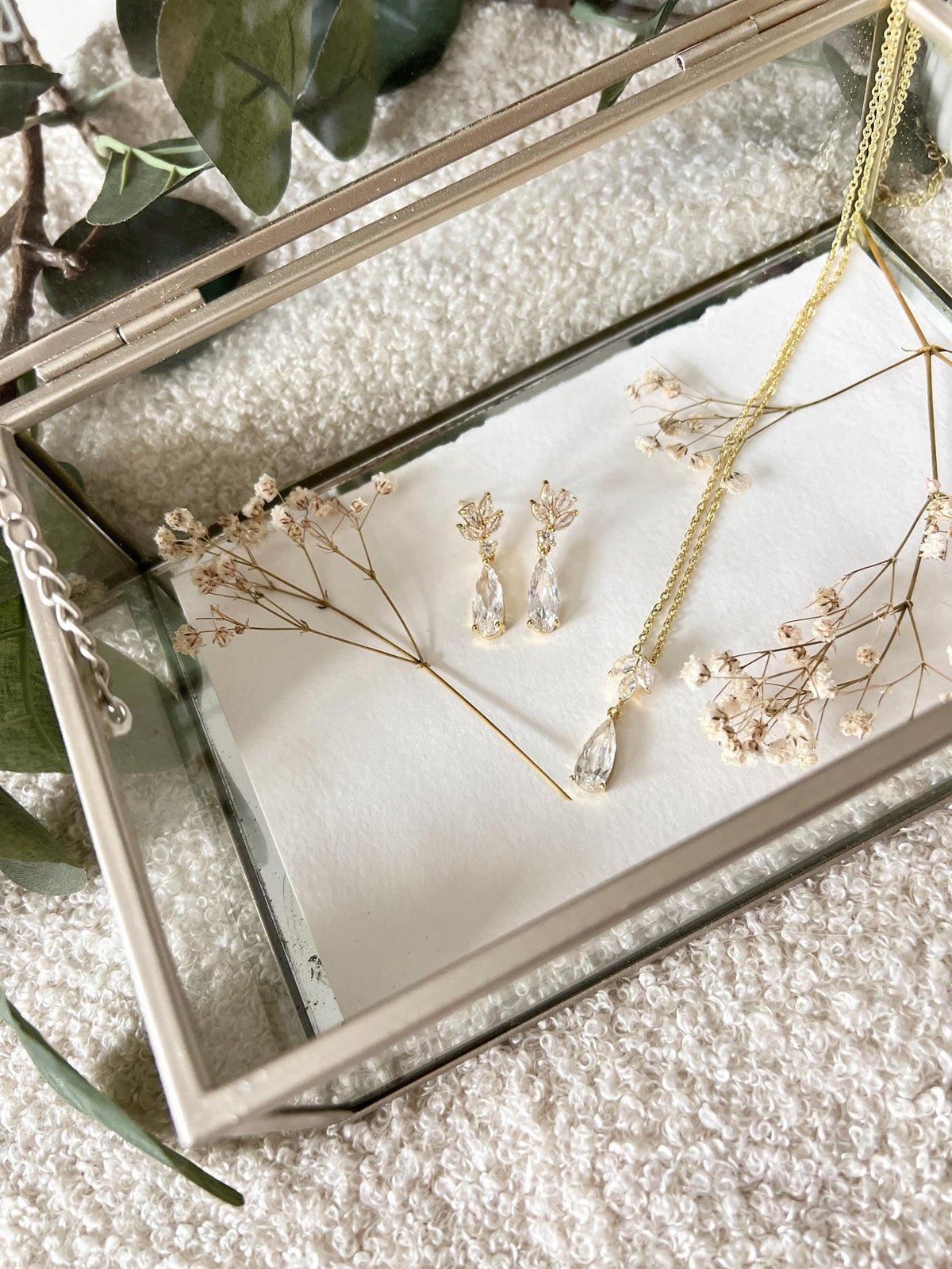 Schmuckset, Braut, Gold, Halskette und Ohrringe, Tropfenohrringe, Ohrschmuck, goldene Ohrstecker, glänzender Schmuck, Hochzeit, Schmuckset