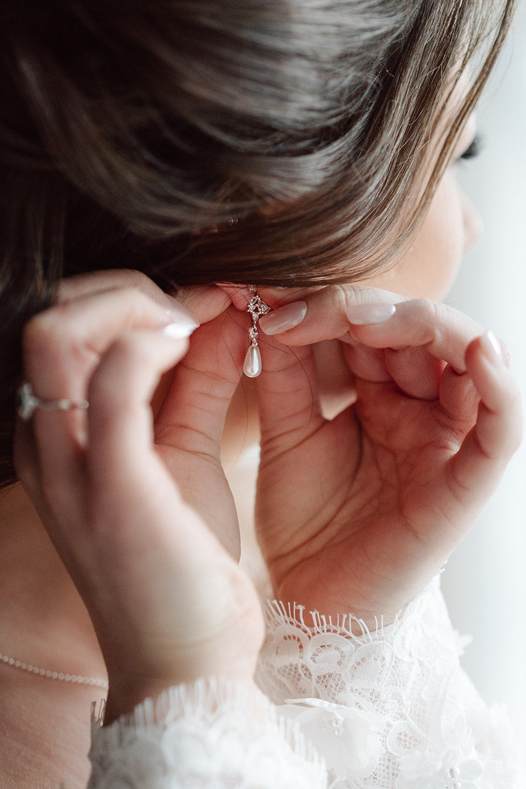 Hängende Perlenohrstecker mit ovalen weißen Perlen und funkelnden Zirkoniasteinen, moderne Brautohrringe, Gold oder Silber, Ohrringe fuer Frauen, Elegante Ohrstecker fuer die Braut, Brautjungfer oder Trauzeugin, hochwertiger Schmuck Hochzeit, Geschenk fuer Sie, Weihnachtsgeschenk Frauen, feiner Damenschmuck