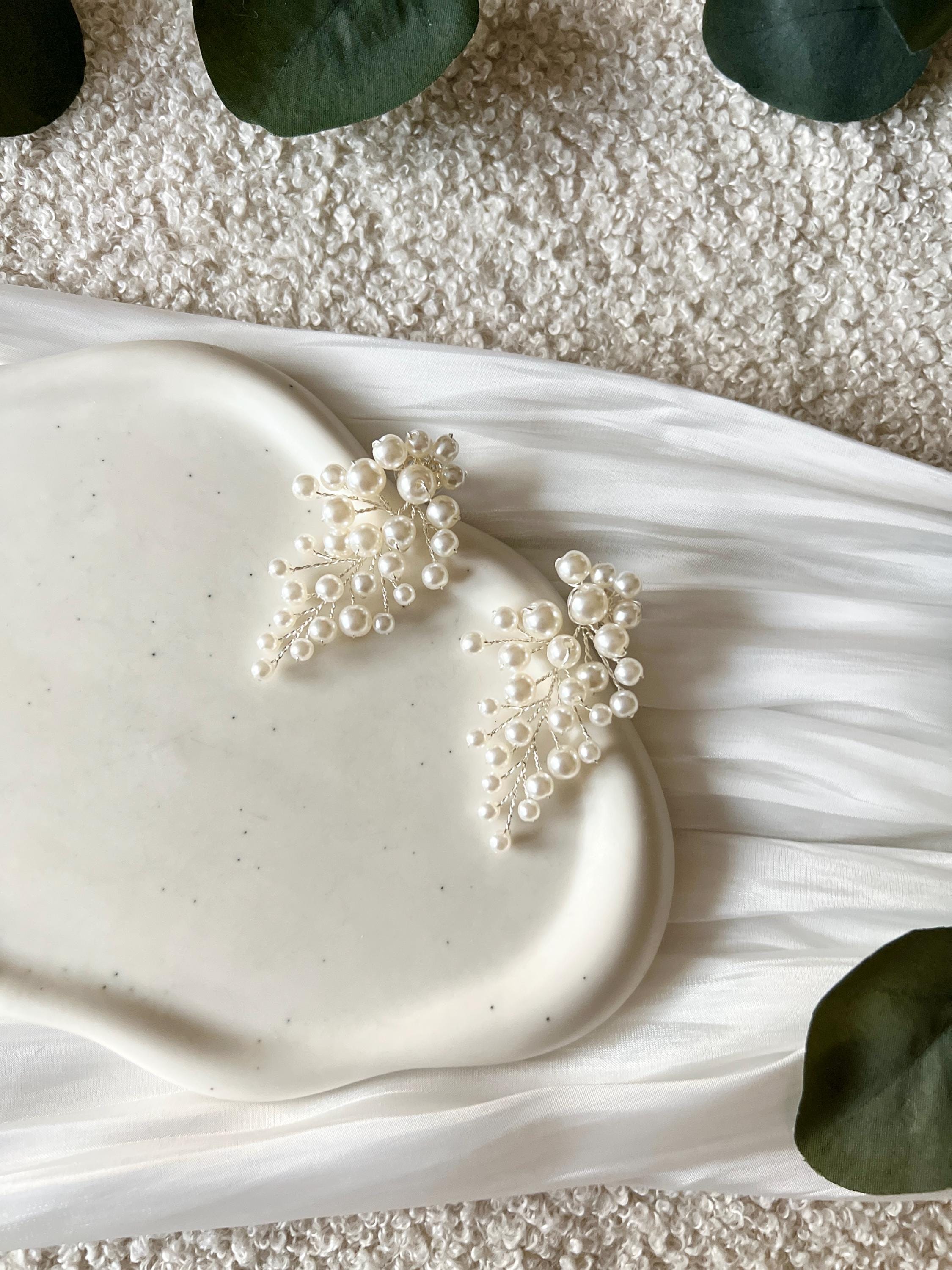 Elegante Perlenohrringe, weiße feine Perlen und silberner Juwelierdraht, Haengende Ohrringe mit Ohrstecker, moderner Brautschmuck, schicke Brautohrringe, Schmuck Hochzeit, Weddinginspiration