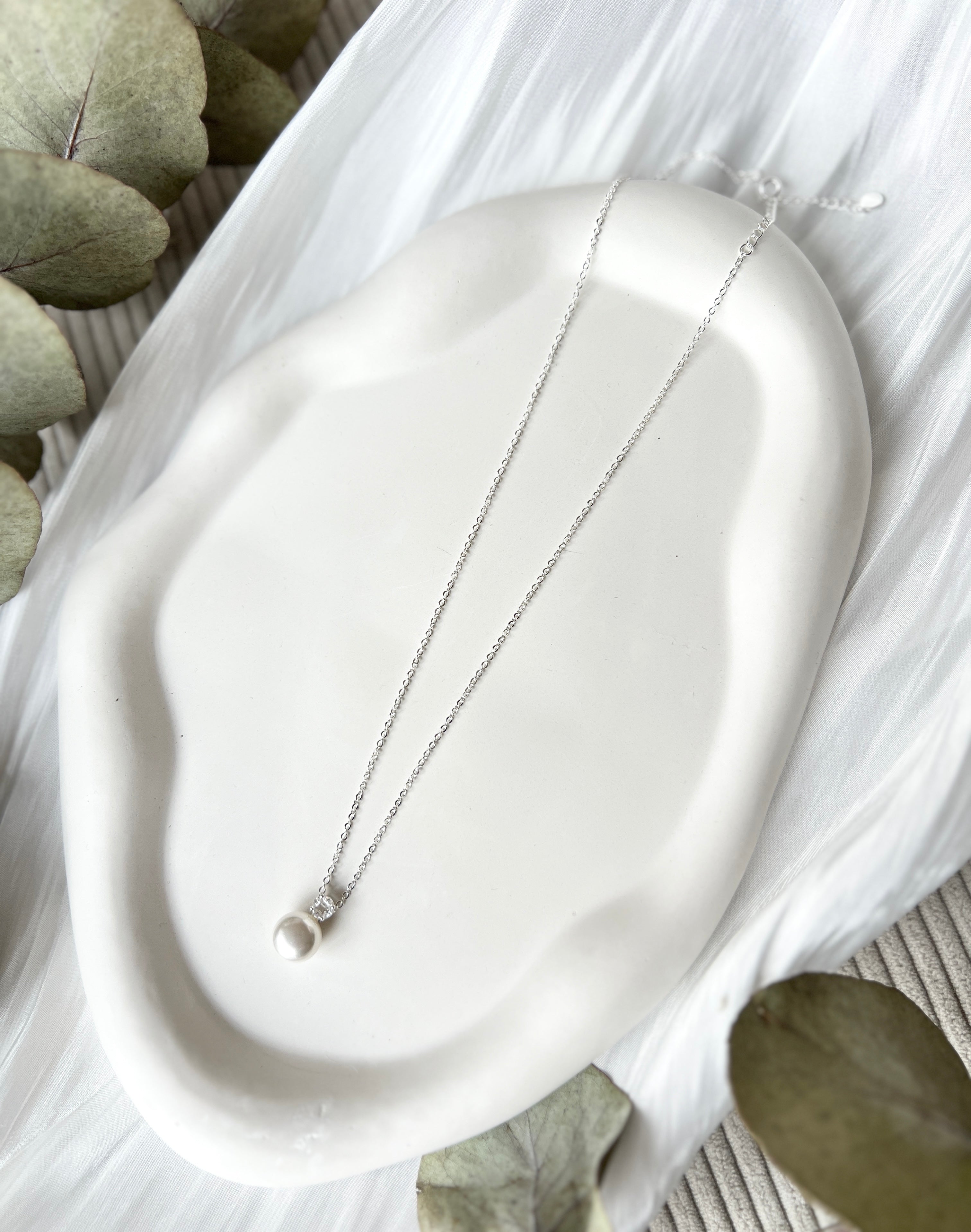 Elegante Halskette mit Perlenanhänger, silberne zarte Kette, feiner Schmuck