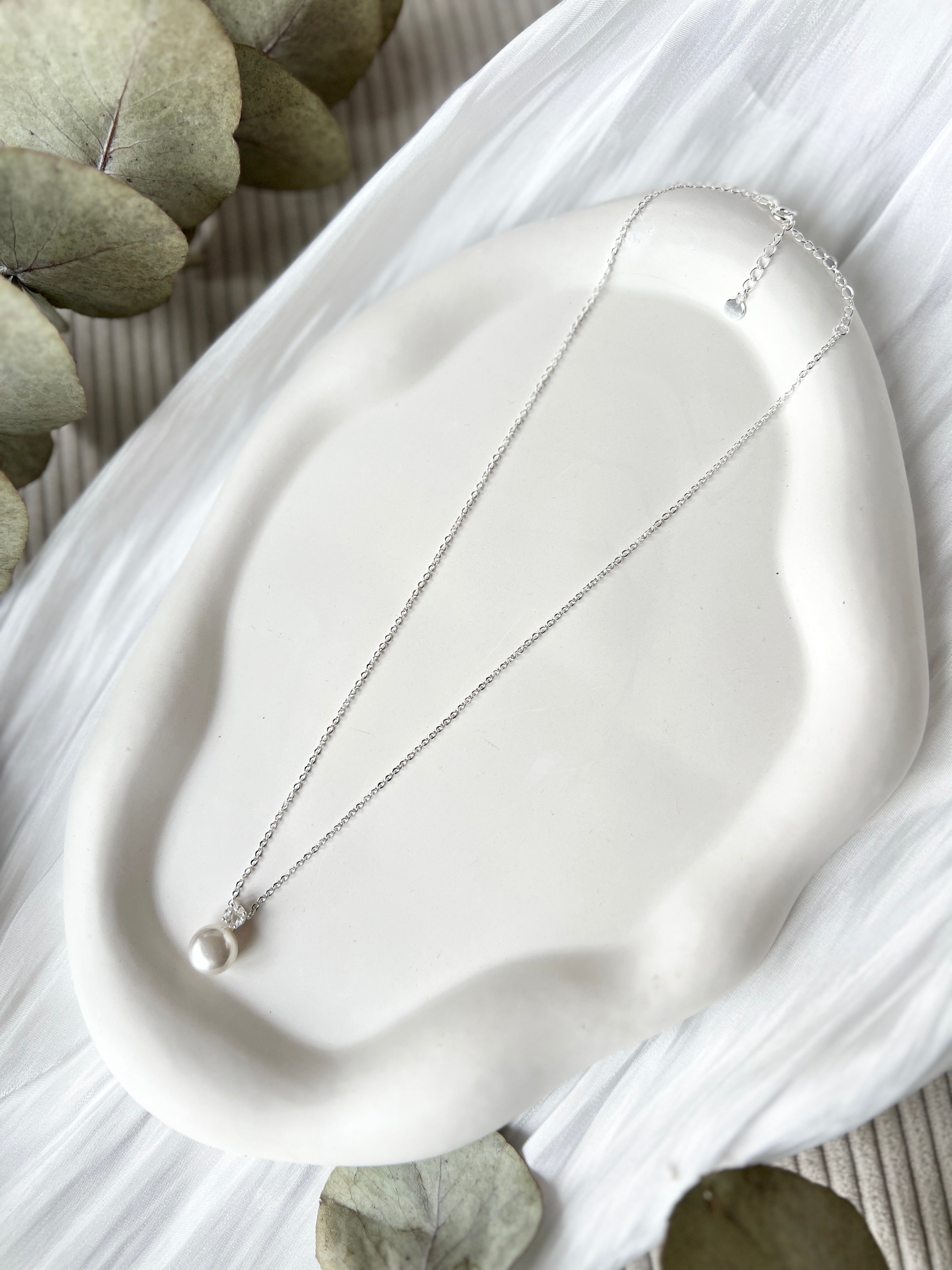 Elegante Halskette mit Perlenanhänger, silberne zarte Kette, feiner Schmuck