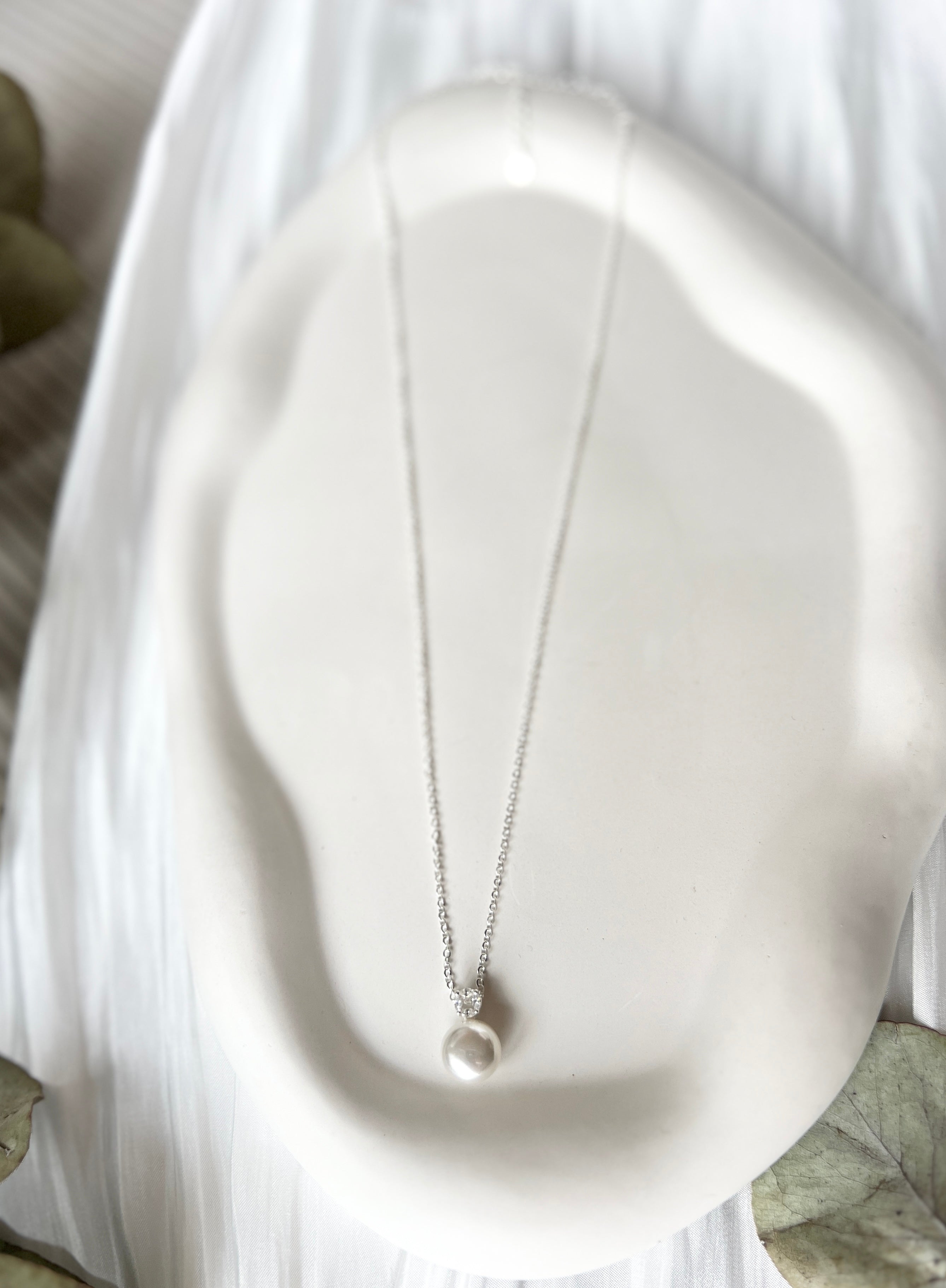 Elegante Halskette mit Perlenanhänger, silberne zarte Kette, feiner Schmuck