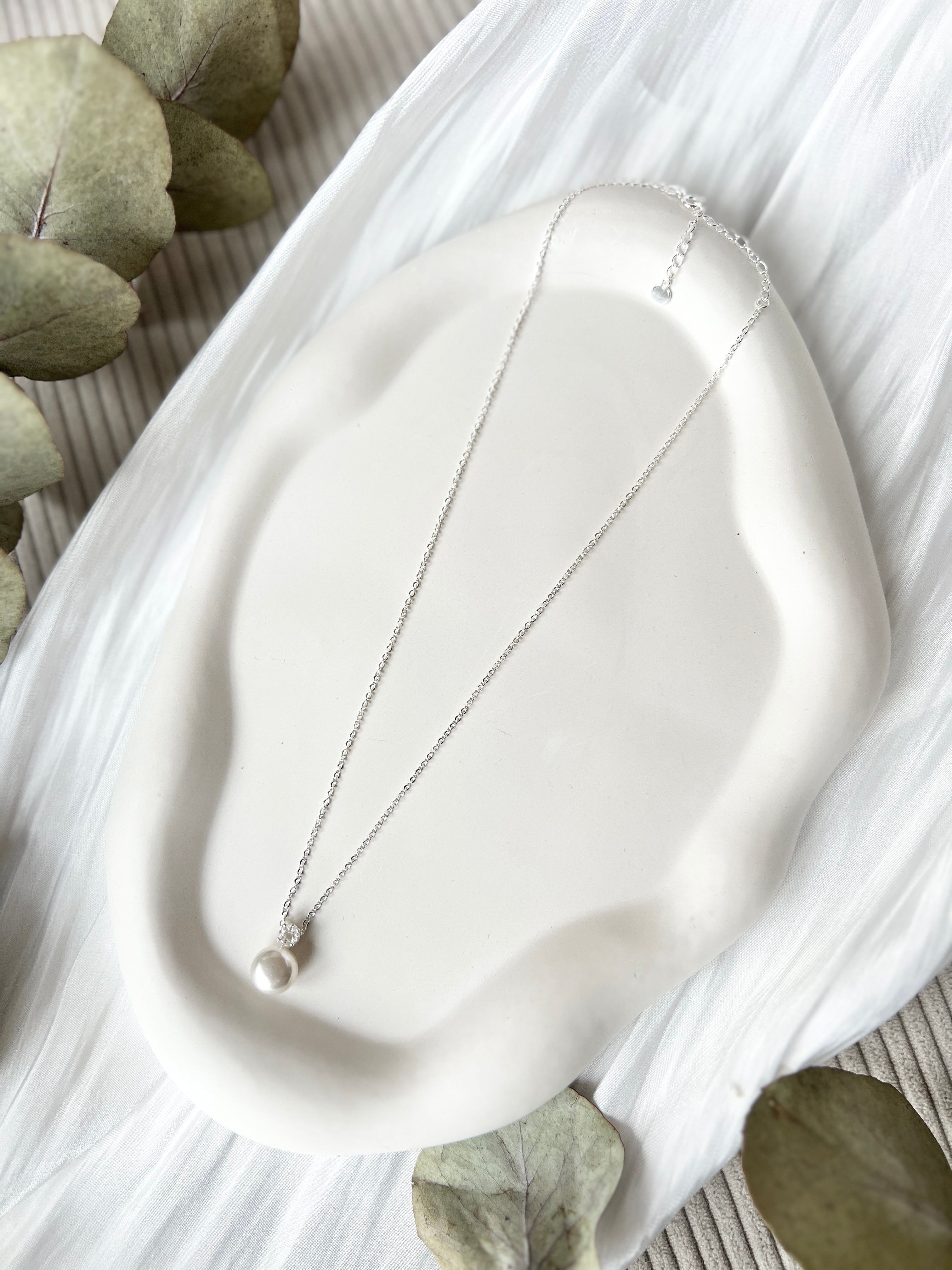 Elegante Halskette mit Perlenanhänger, silberne zarte Kette, feiner Schmuck