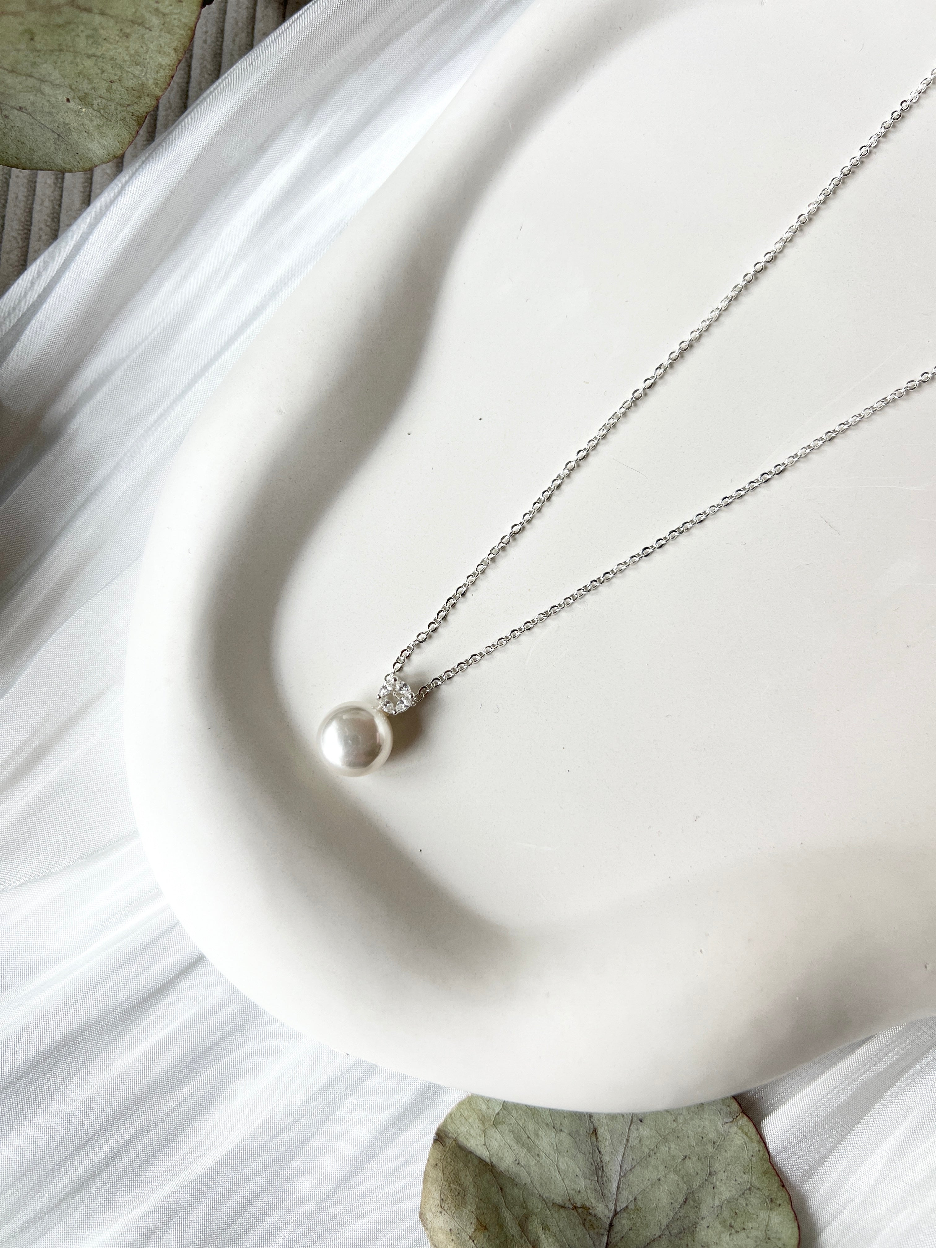 Elegante Halskette mit Perlenanhänger, silberne zarte Kette, feiner Schmuck