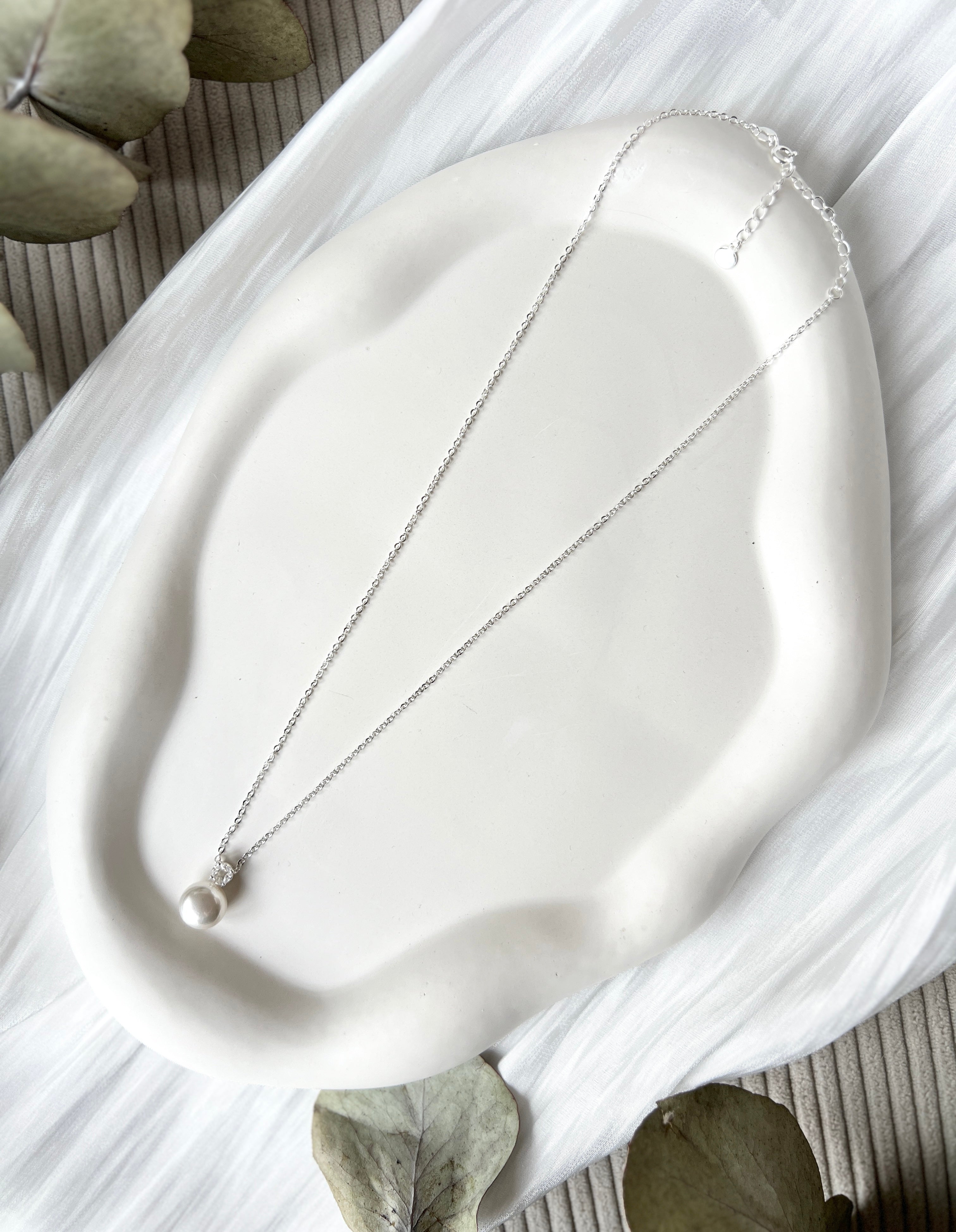 Elegante Halskette mit Perlenanhänger, silberne zarte Kette, feiner Schmuck