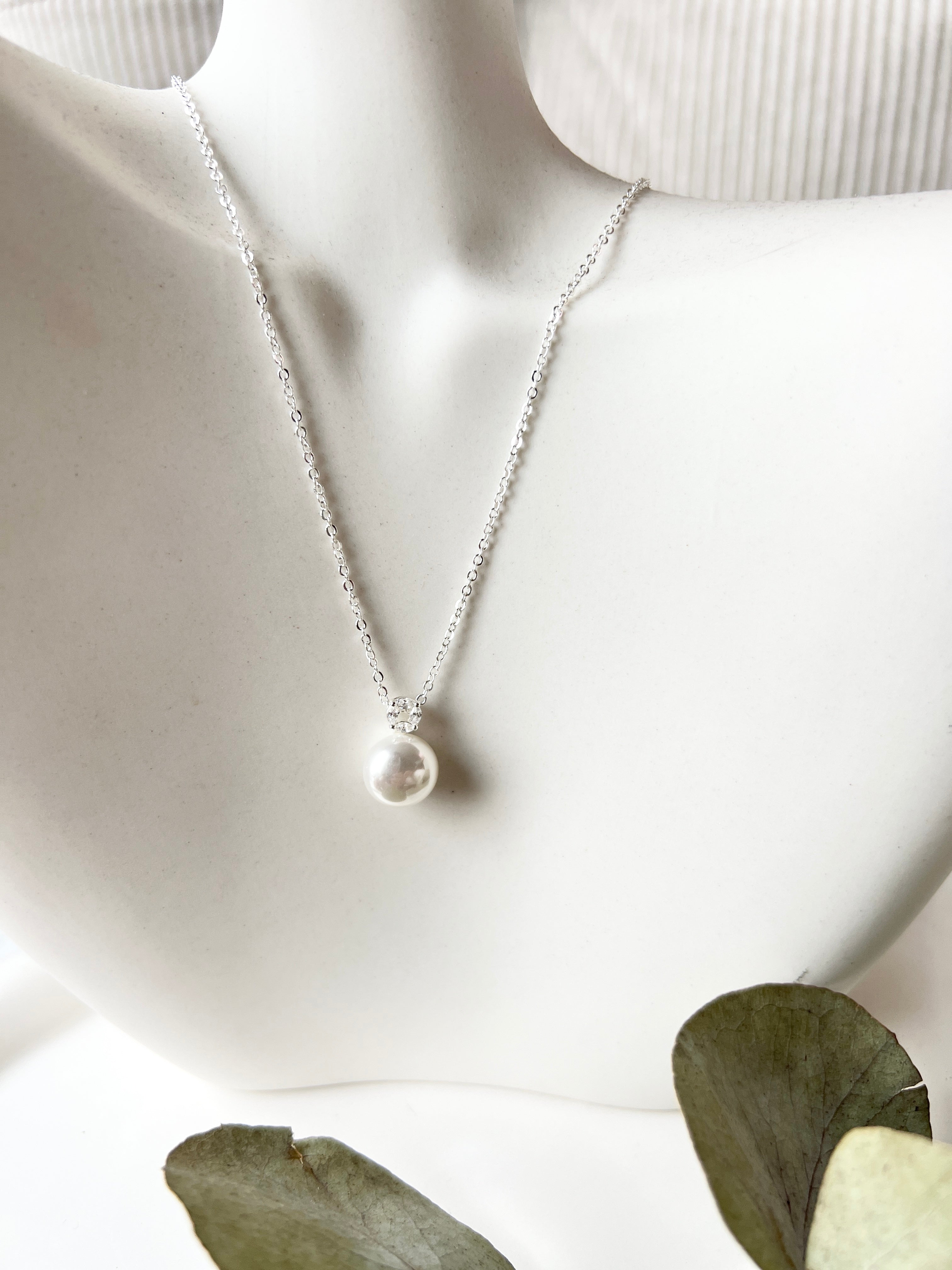 Elegante Halskette mit Perlenanhänger, silberne zarte Kette, feiner Schmuck