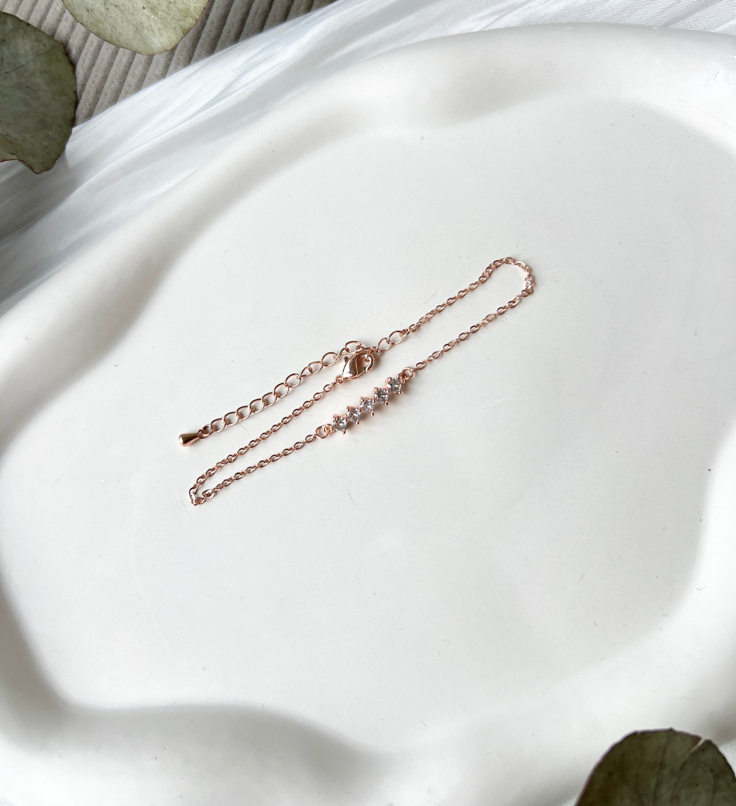 Armband, Roségold oder Silber, Roségoldenes Brautarmband, Schmuck Hochzeit, glaenzendes Armband mit Zirkoniasteinen, Blume, verstellbar, Brautjungfer, Damenschmuck, Geschenk fuer Sie, Weihnachtsgeschenk, Geburtstagsgeschenk, silberner Brautschmuck, moderner Brautlook, Weddinginspiration