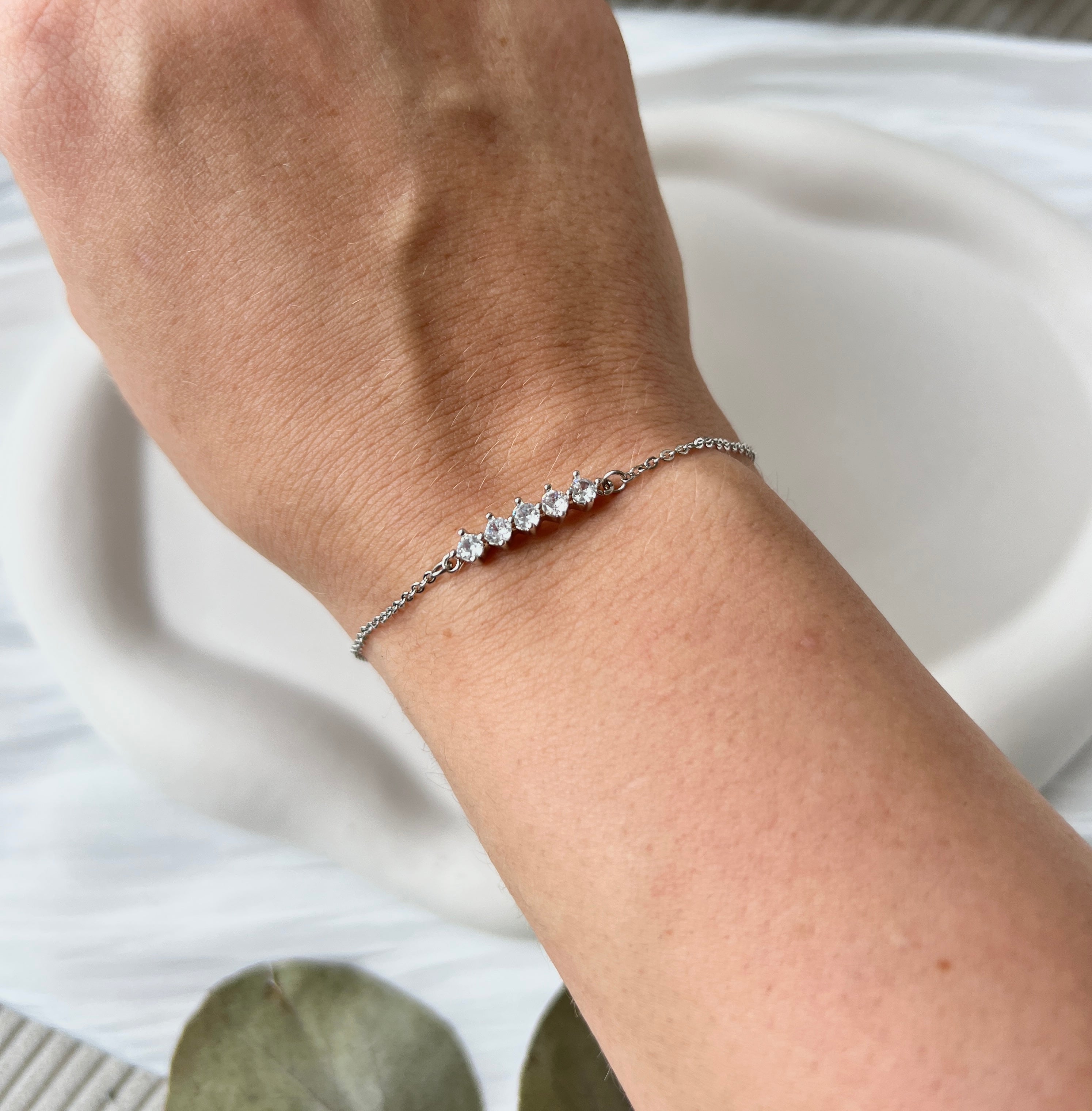 Armband, Roségold oder Silber, Roségoldenes Brautarmband, Schmuck Hochzeit, glaenzendes Armband mit Zirkoniasteinen, Blume, verstellbar, Brautjungfer, Damenschmuck, Geschenk fuer Sie, Weihnachtsgeschenk, Geburtstagsgeschenk, silberner Brautschmuck, moderner Brautlook, Weddinginspiration