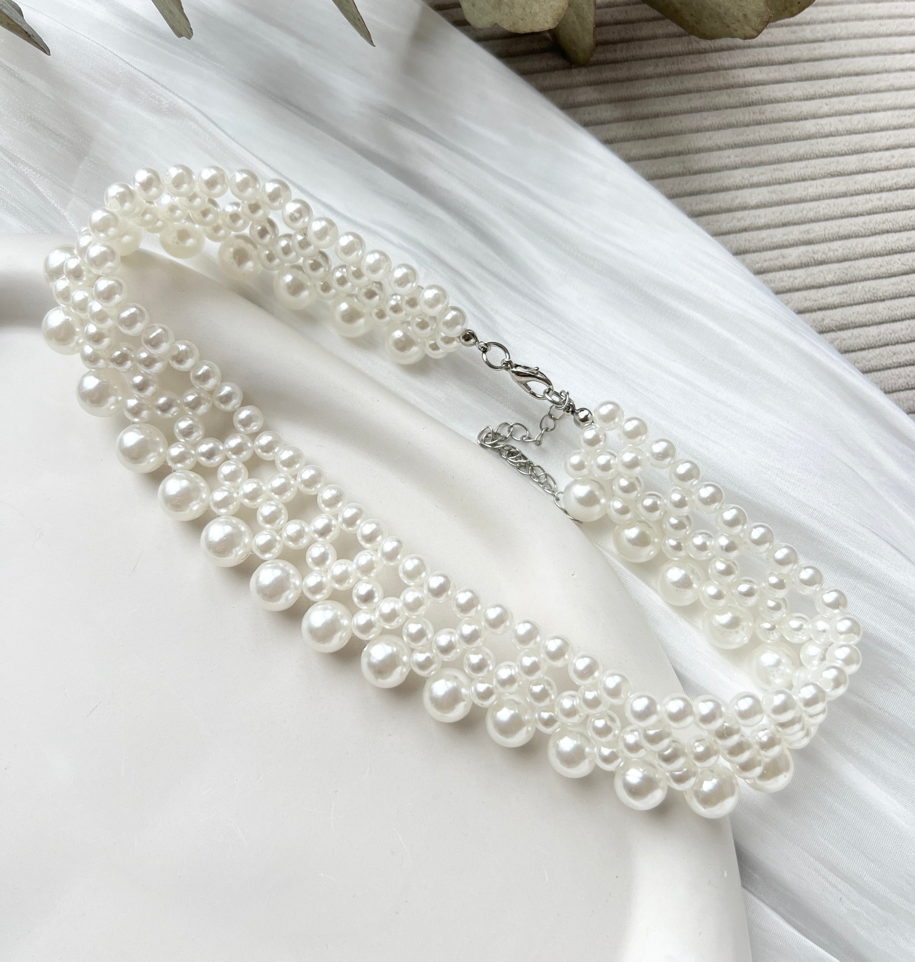 Moderne Perlenhalskette, Brautschmuck mit weissen Perlen, schicker Perlenschmuck, kurze Kette, Statementschmuck, Halskette fuer die Braut, Standesamtlook, Weddinginspiration, Choker, Hochzeitsschmuck, Schmuck Hochzeit