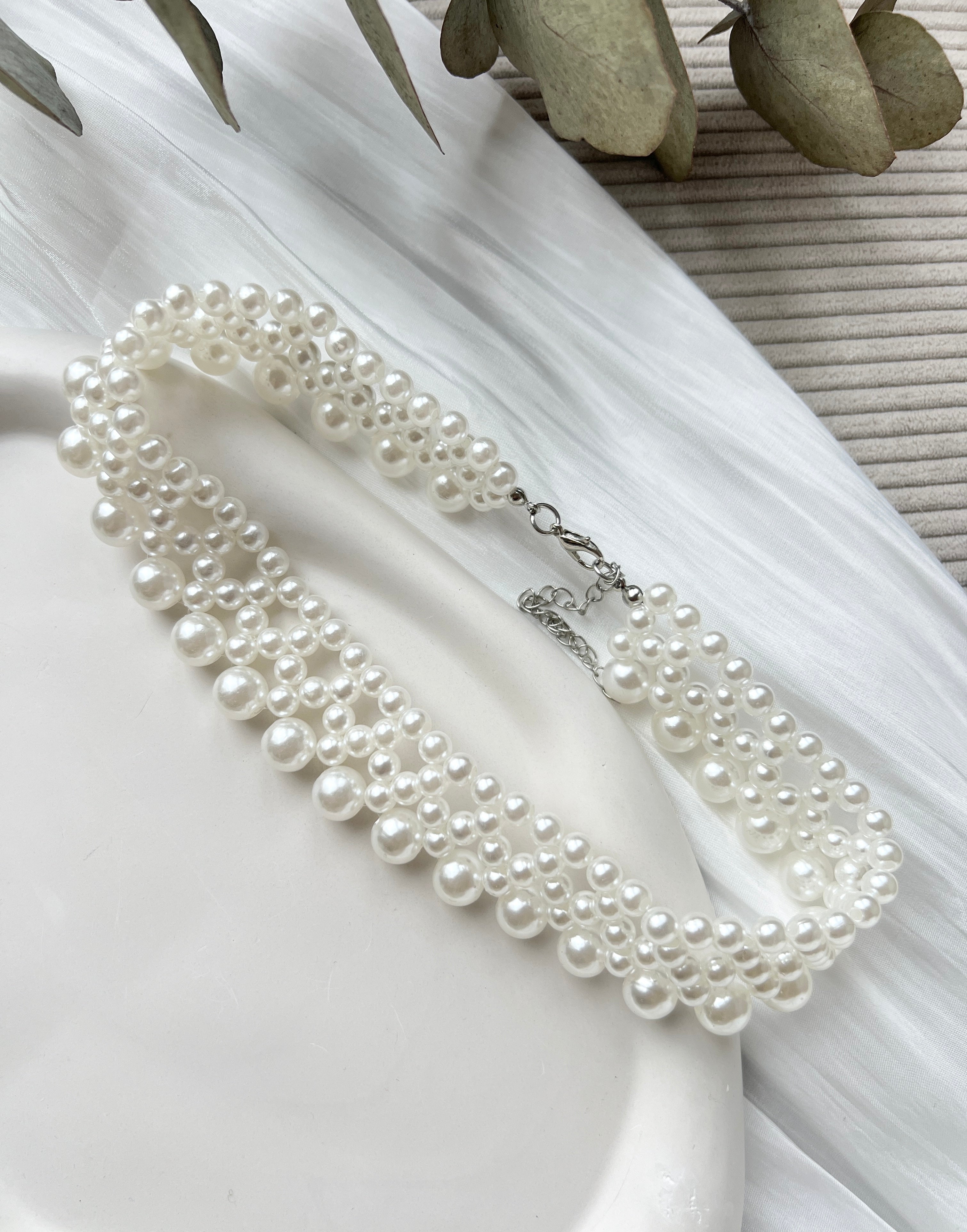 Moderne Perlenhalskette, Brautschmuck mit weissen Perlen, schicker Perlenschmuck, kurze Kette, Statementschmuck, Halskette fuer die Braut, Standesamtlook, Weddinginspiration, Choker, Hochzeitsschmuck, Schmuck Hochzeit