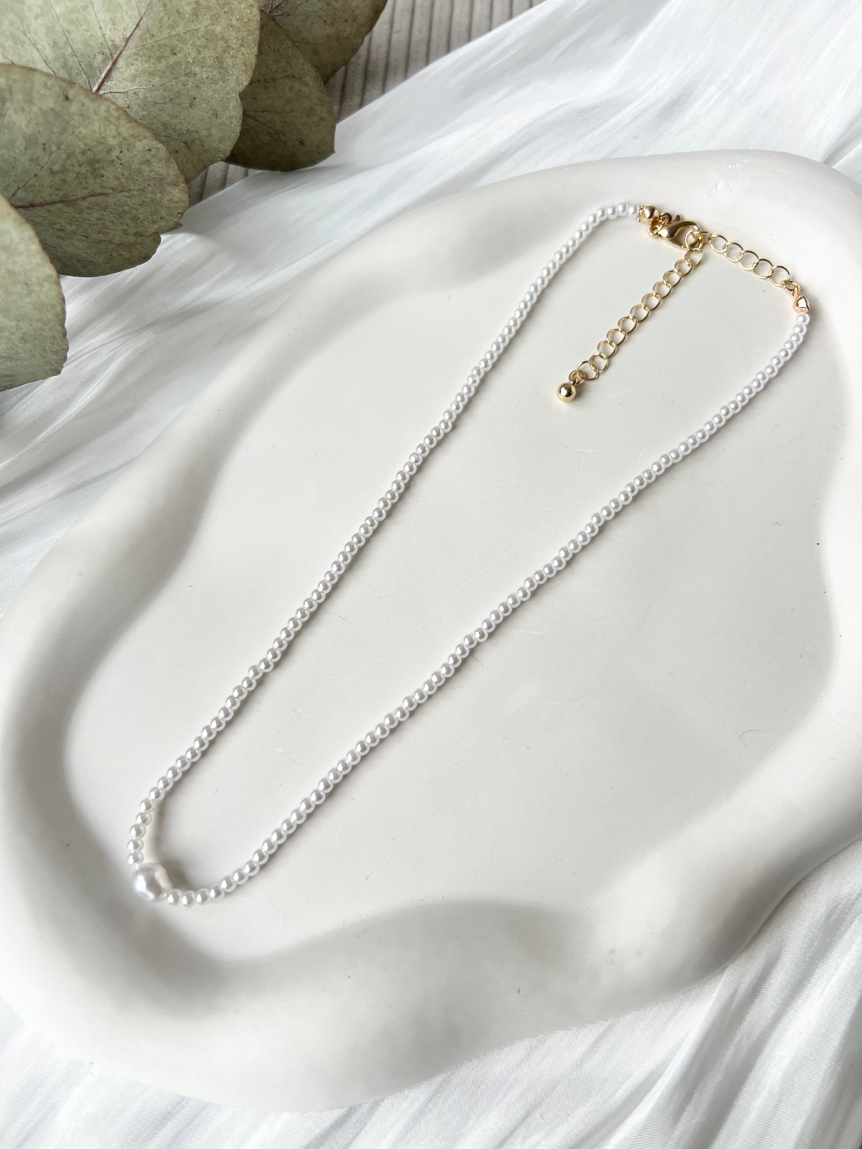 Perlenhalskette, Weiße Perlen, goldener Verschluss, kurze Halskette