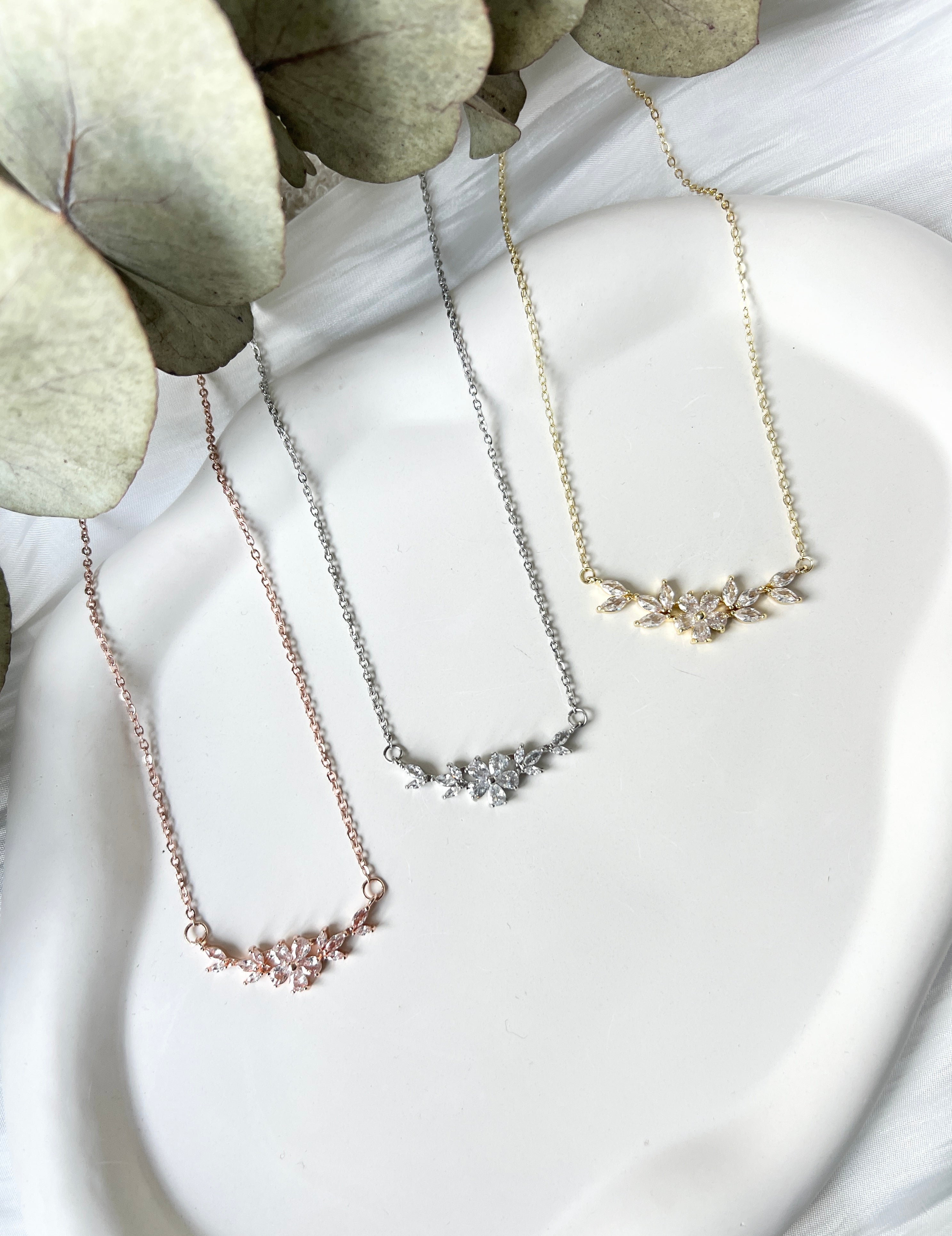 Halskette, kurze Kette, feiner Brautschmuck, feine Blumen, Roségold, Silber oder Gold, glaenzender Schmuck, hochwertiger Hochzeit, Brauthalskette, Brautjungfer, Geschenk fuer Sie, kurze Kette, Damenschmuck, Weihnachtsgeschenk Frauen