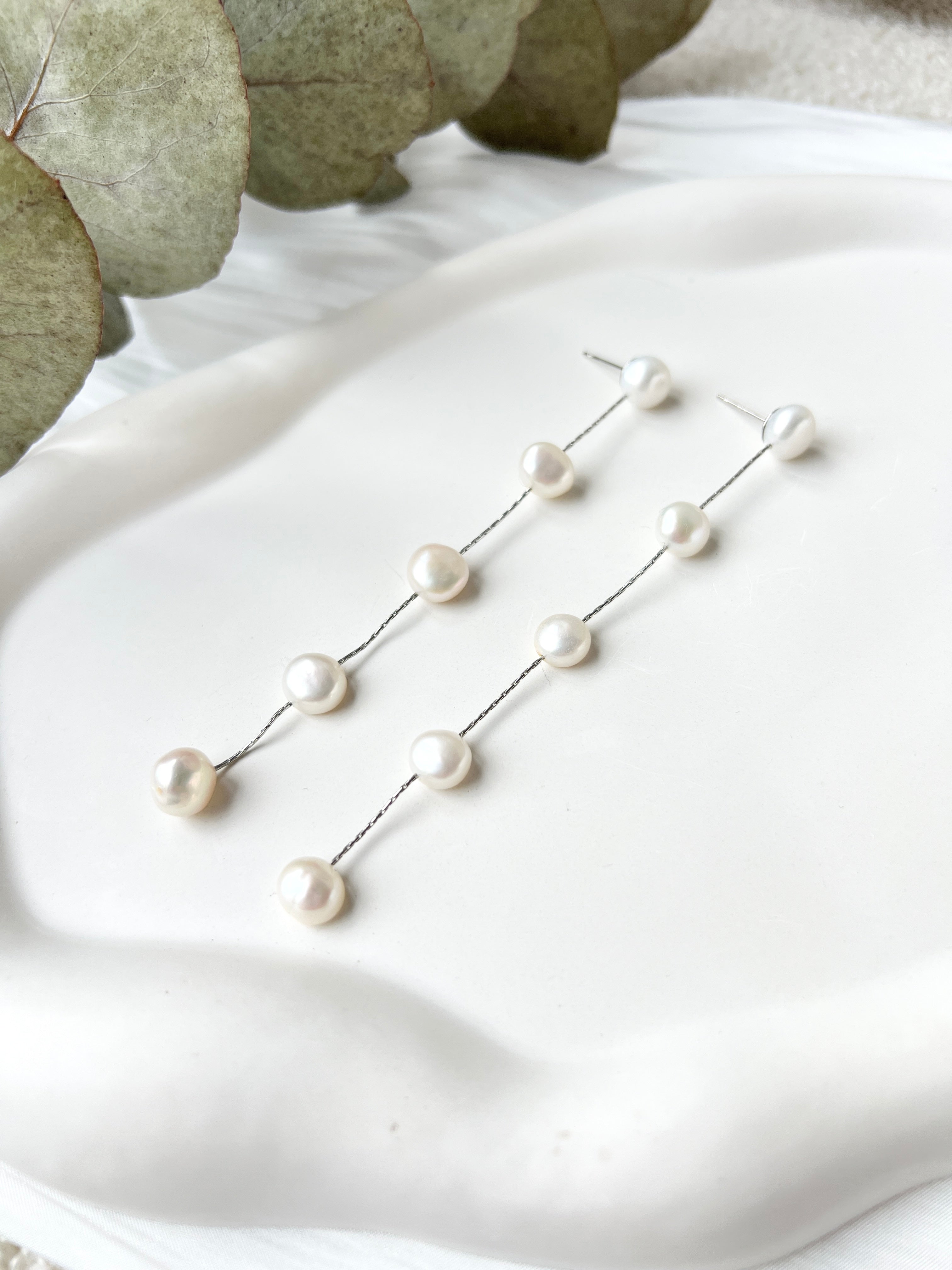 lange Perlenohrringe, Brautschmuck in Silber oder Gold, weiße Perlen, feine Brautohrringe, moderne Ohrringe Standesamt, Perlenschmuck, Schmuck Hochzeit, elegante Hängeohrringe