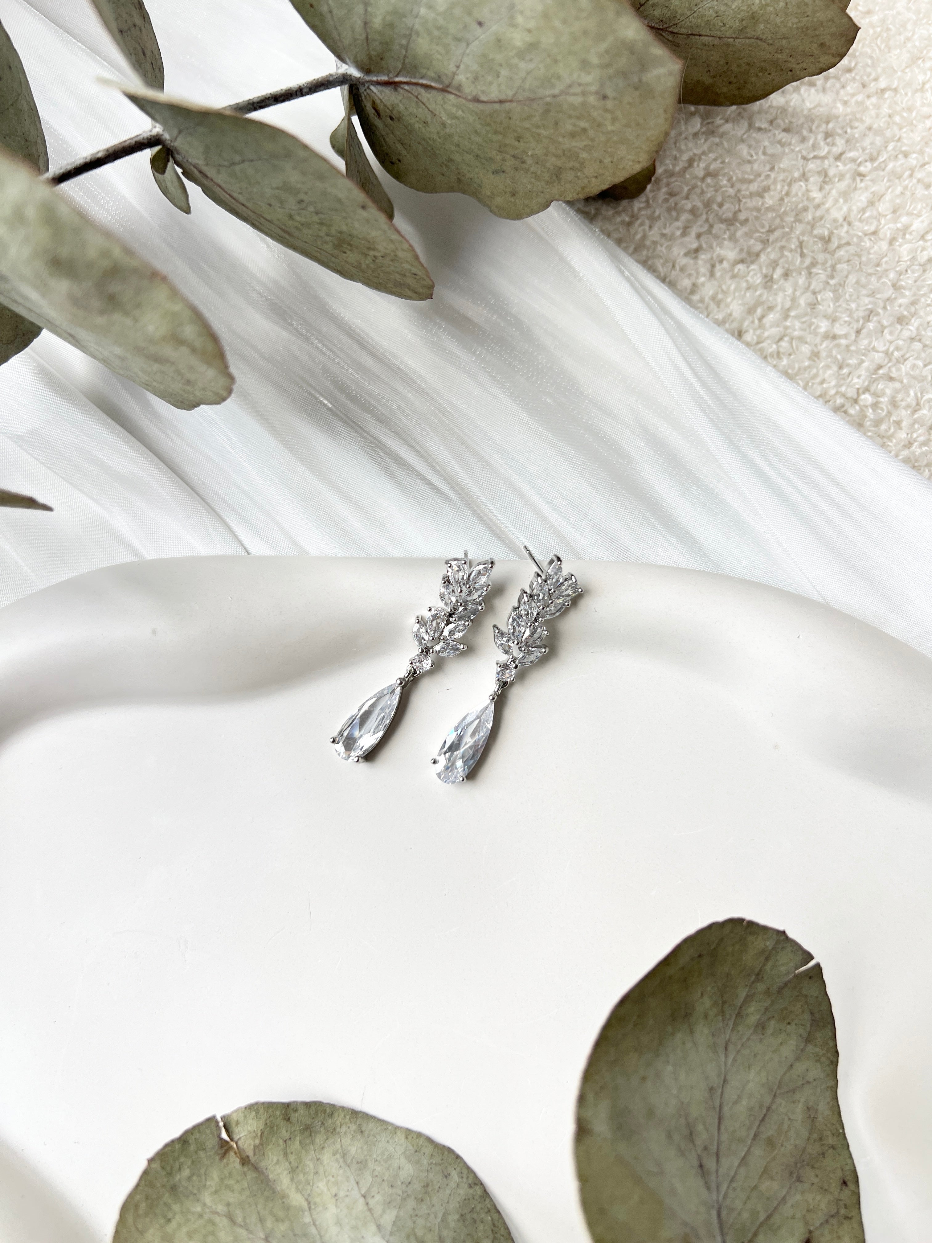 Ohrringe mit glänzenden Steinen, Silber, feine Brautohrringe, Schmuck für die Hochzeit