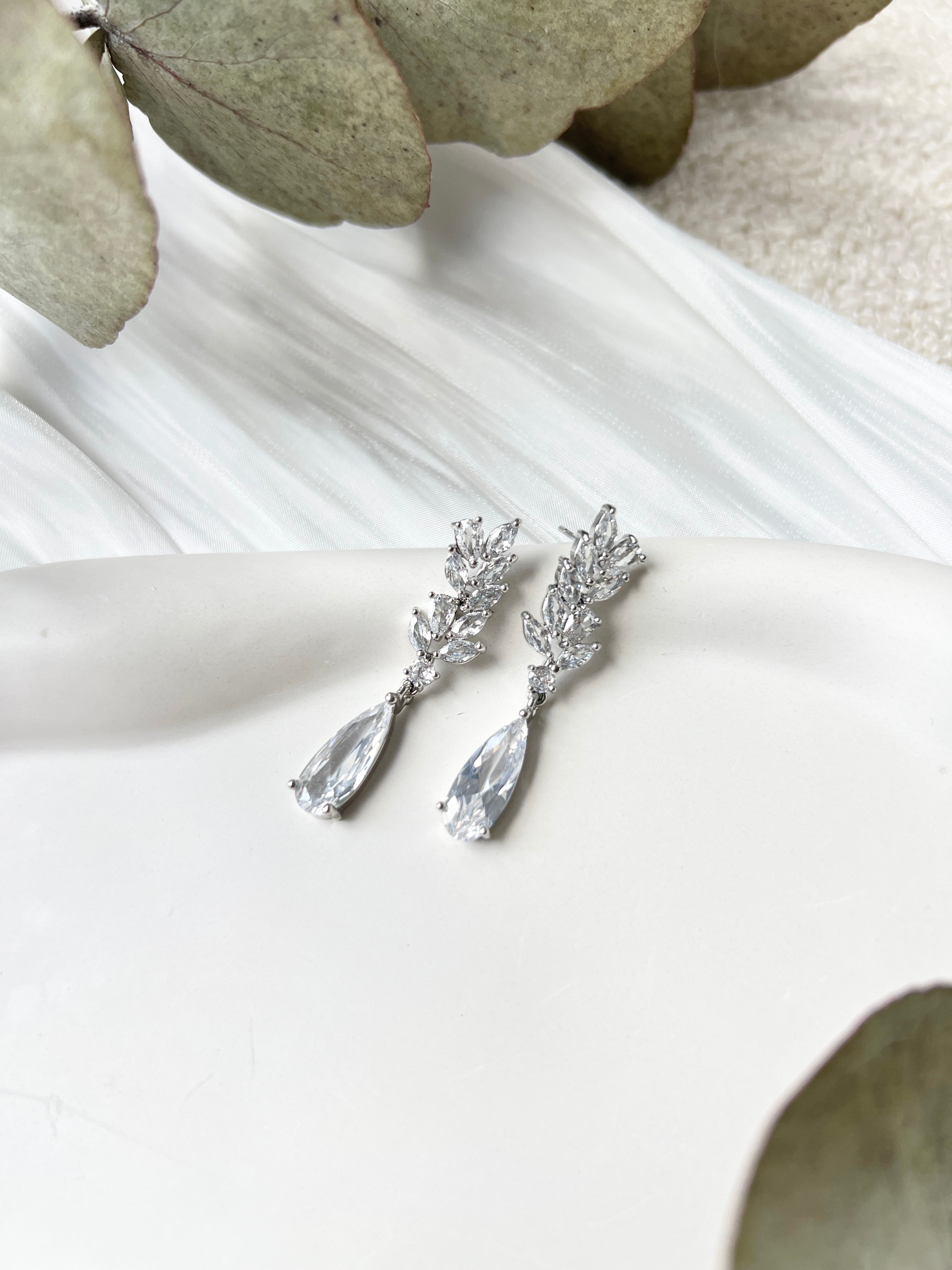 Ohrringe mit glänzenden Steinen, Silber, feine Brautohrringe, Schmuck für die Hochzeit