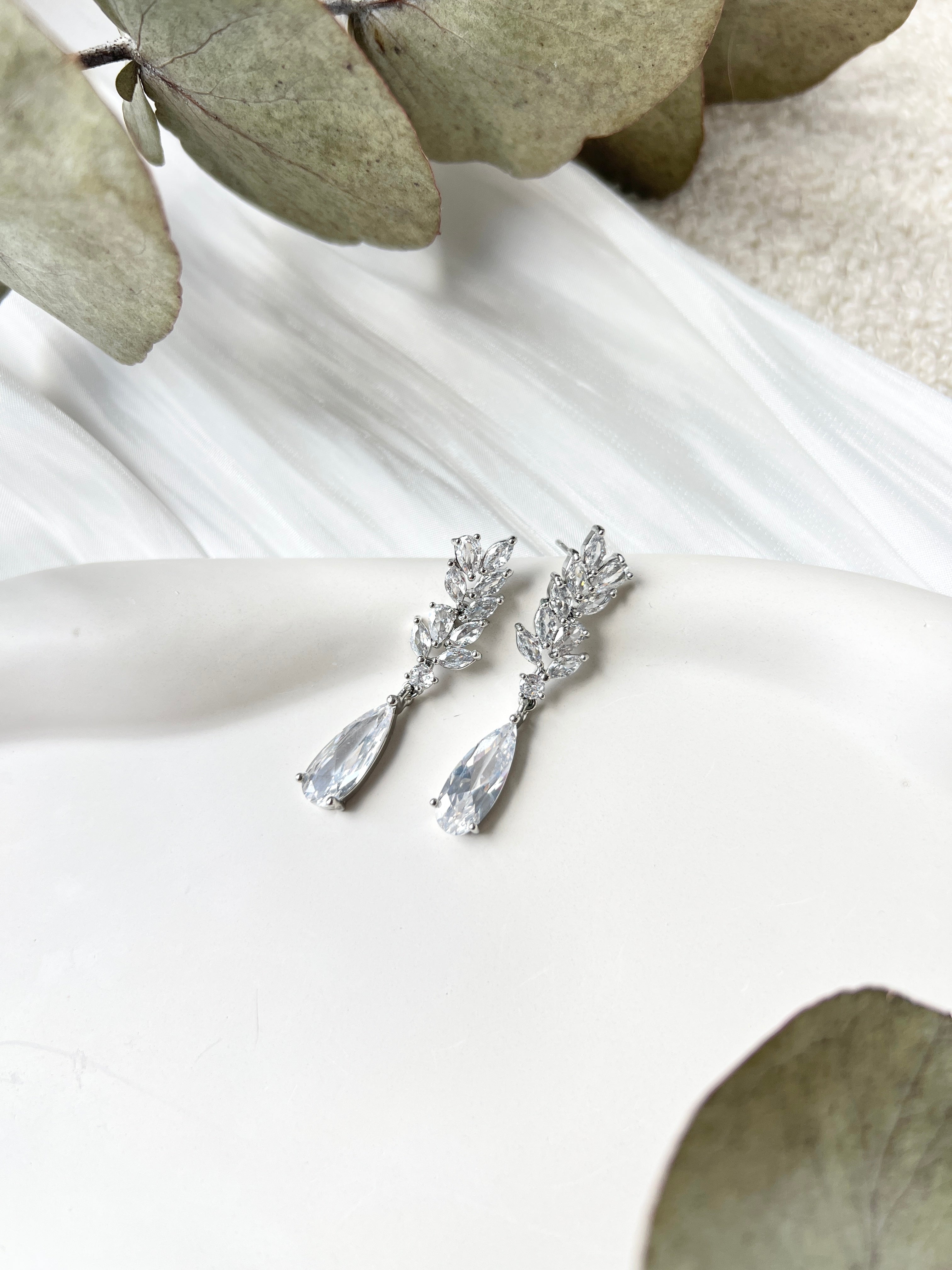 Ohrringe mit glänzenden Steinen, Silber, feine Brautohrringe, Schmuck für die Hochzeit