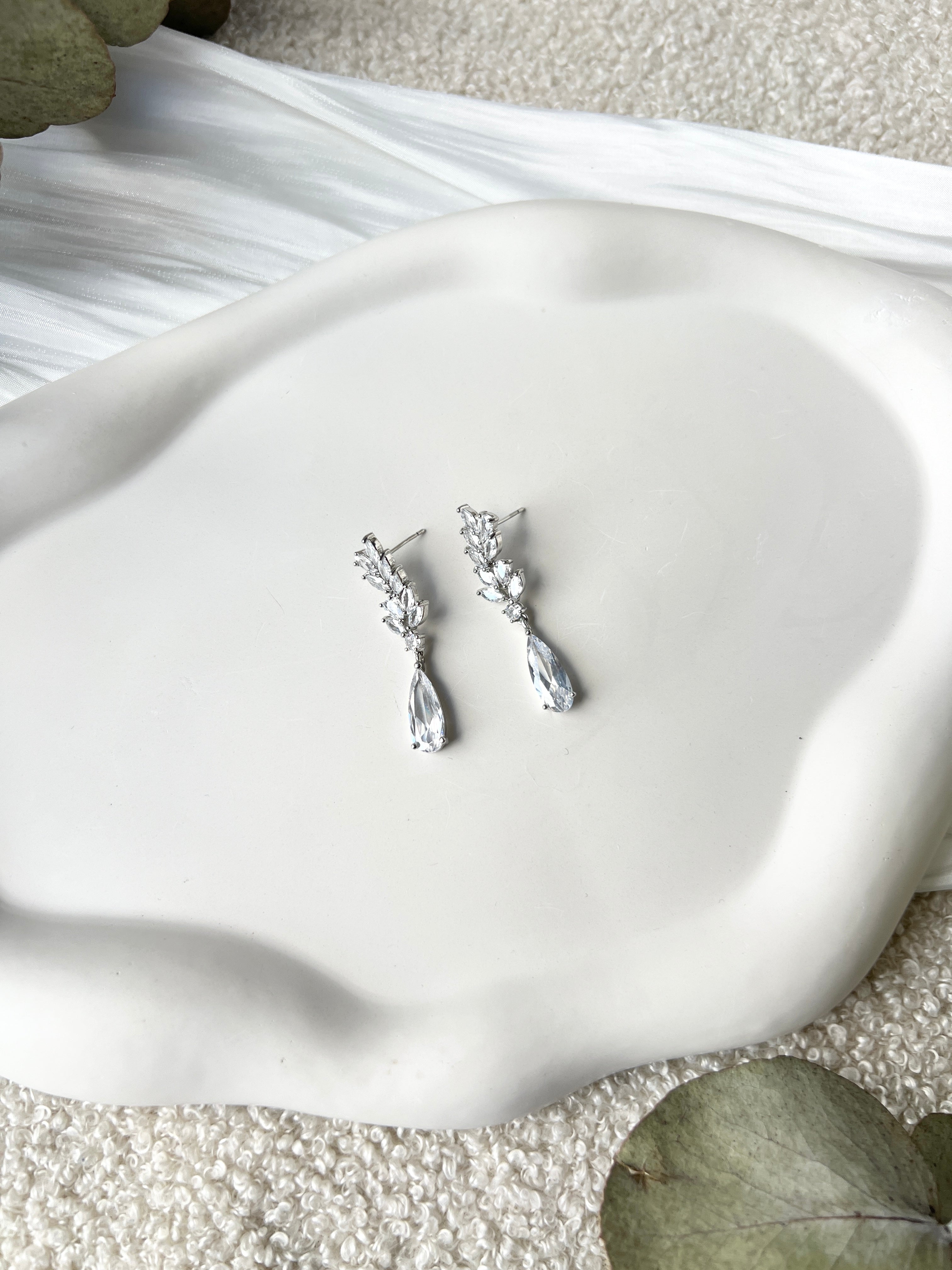 Ohrringe mit glänzenden Steinen, Silber, feine Brautohrringe, Schmuck für die Hochzeit