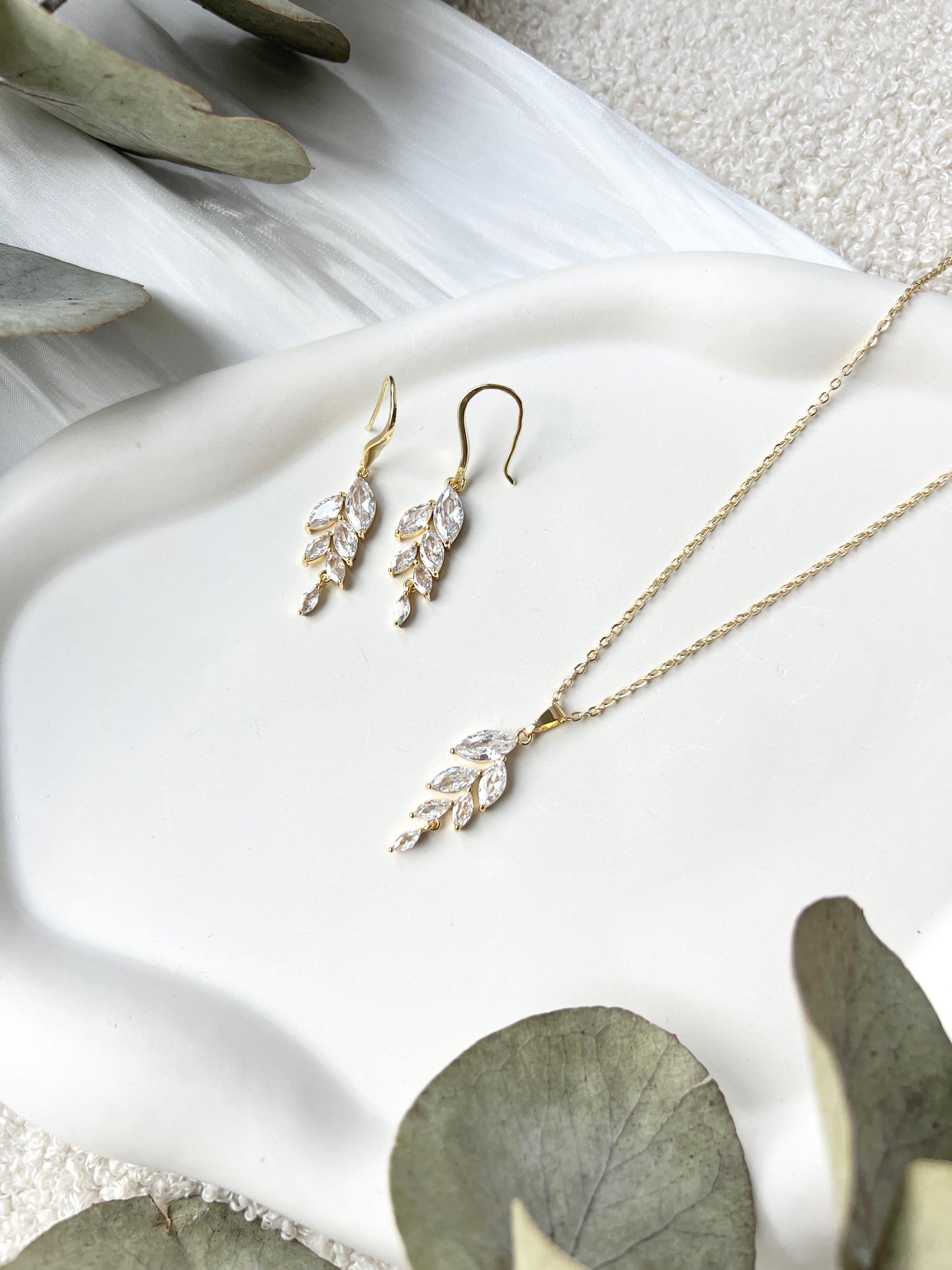 Schmuckset - Halskette und Ohrringe, Gold, Zirconia Steine, Brautschmuck, feine Blätter