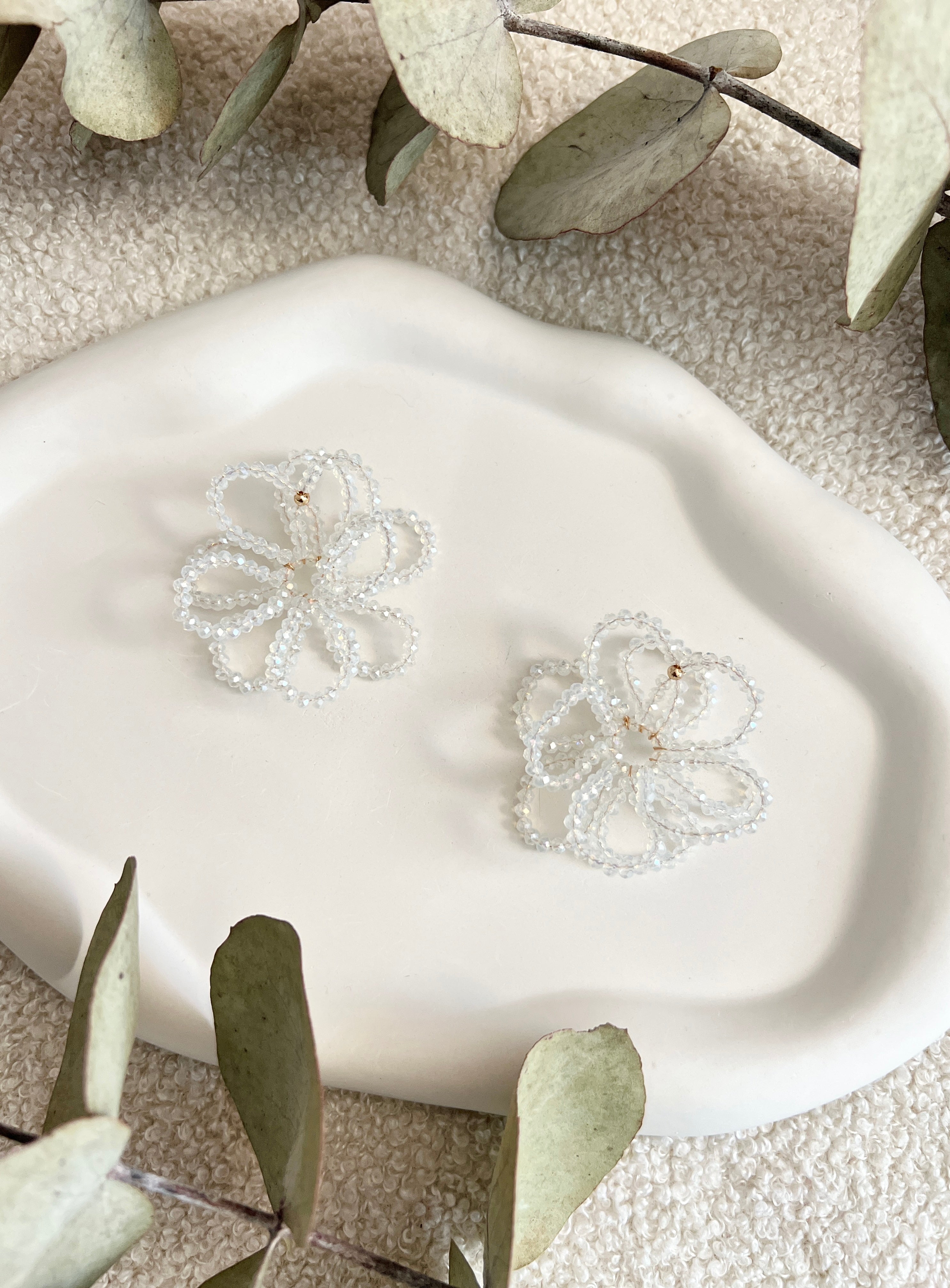 Große Blütenohrringe, Brautohrringe, Weiß und Gold, feine glänzende Perlen, Brautschmuck