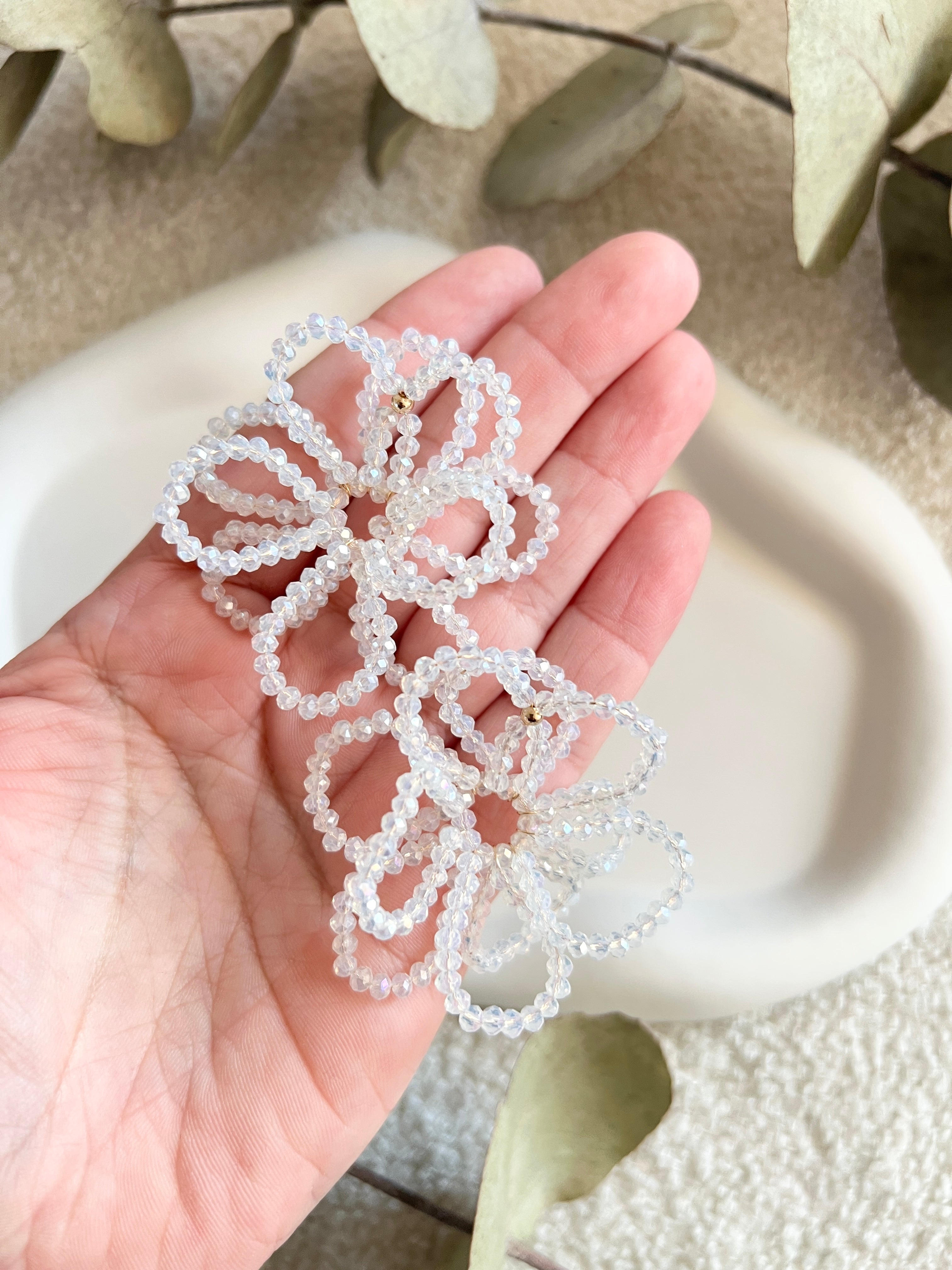 Große Blütenohrringe, Brautohrringe, Weiß und Gold, feine glänzende Perlen, Brautschmuck