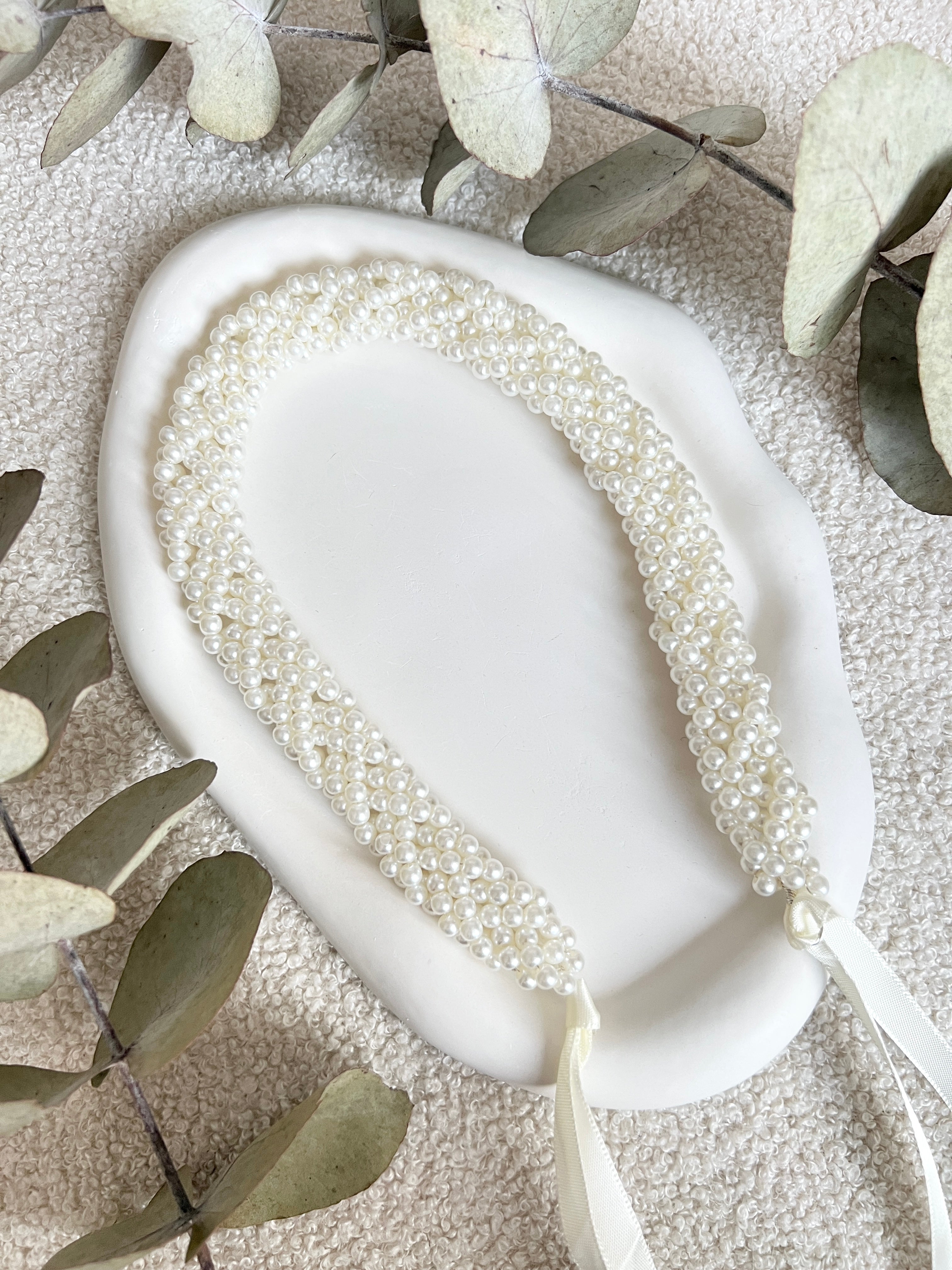 Brautgürtel mit feinen weißen Perlen, Perlenguertel, Einheitsgröße, Onesize, Brautschmuck, Brautzubehör, Perlenschmuck fuer die Braut, Standesamtlook, weddinginspiration, Bridalinspo, Wedding Inspiration, Bridaljewelry