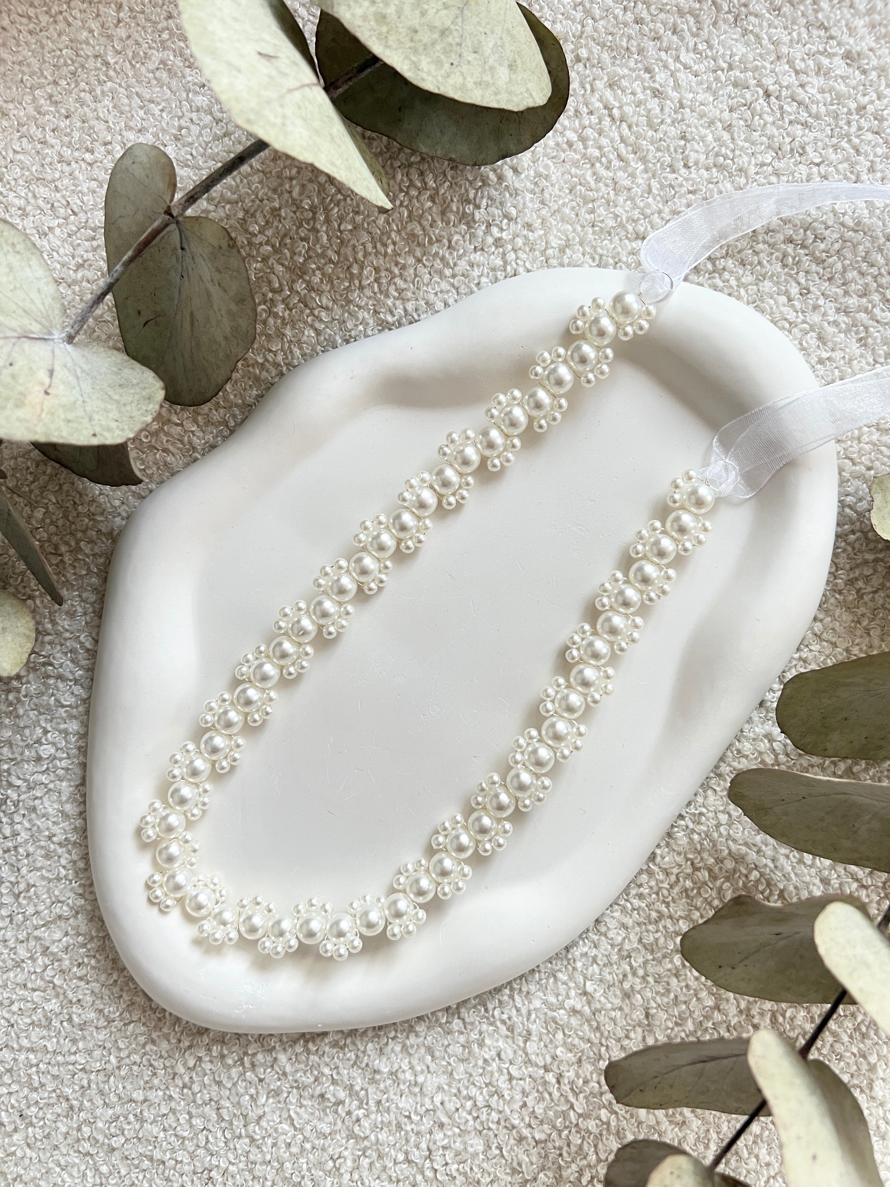 Brautgürtel mit feinen weißen Perlen, Perlenguertel, Einheitsgröße, Onesize, Brautschmuck, Brautzubehör, Perlenschmuck fuer die Braut, Standesamtlook, weddinginspiration, Bridalinspo, Wedding Inspiration, Bridaljewelry, Brautaccessoire, Perlenband