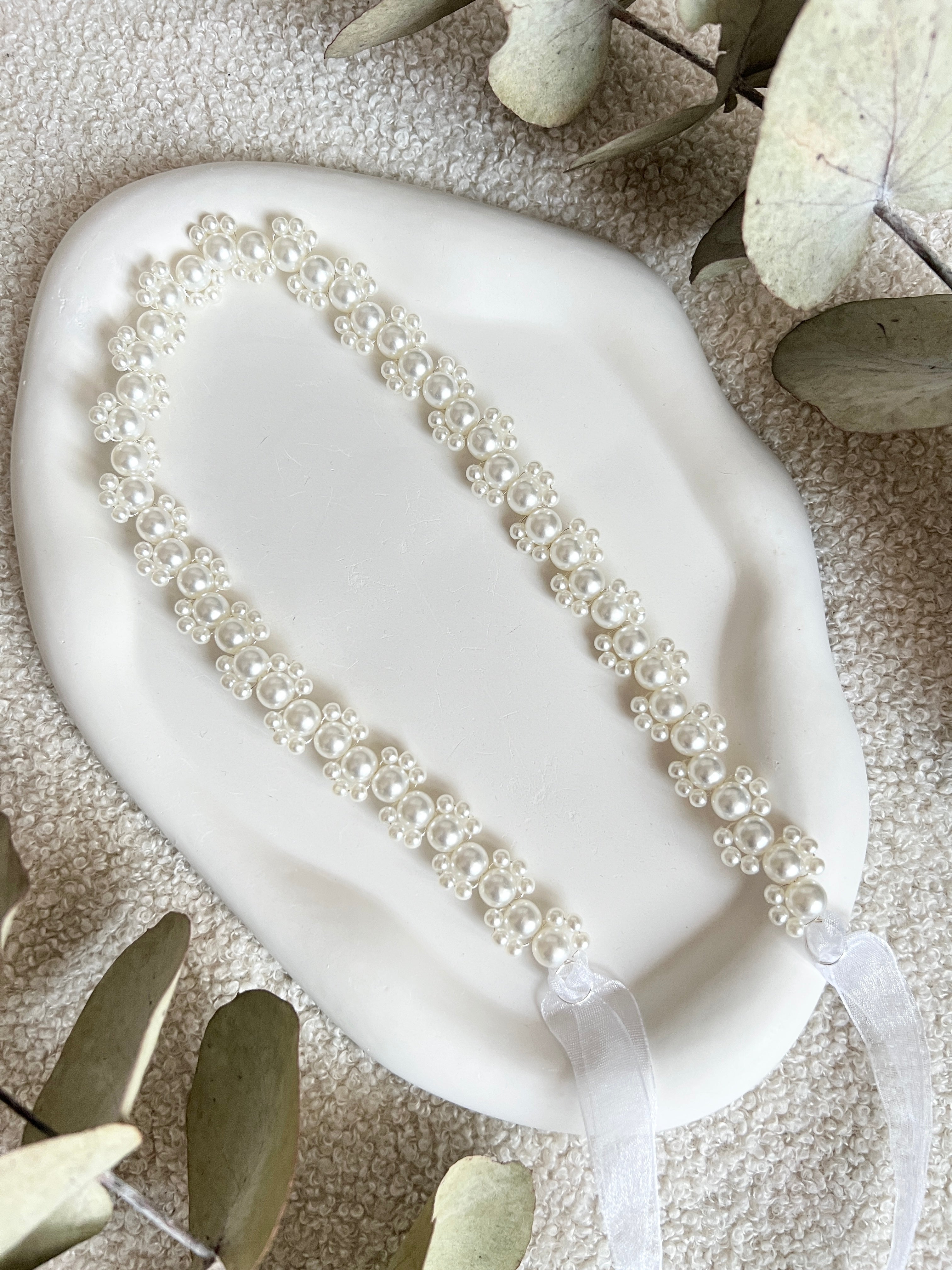 Brautgürtel mit feinen weißen Perlen, Perlenguertel, Einheitsgröße, Onesize, Brautschmuck, Brautzubehör, Perlenschmuck fuer die Braut, Standesamtlook, weddinginspiration, Bridalinspo, Wedding Inspiration, Bridaljewelry, Brautaccessoire, Perlenband