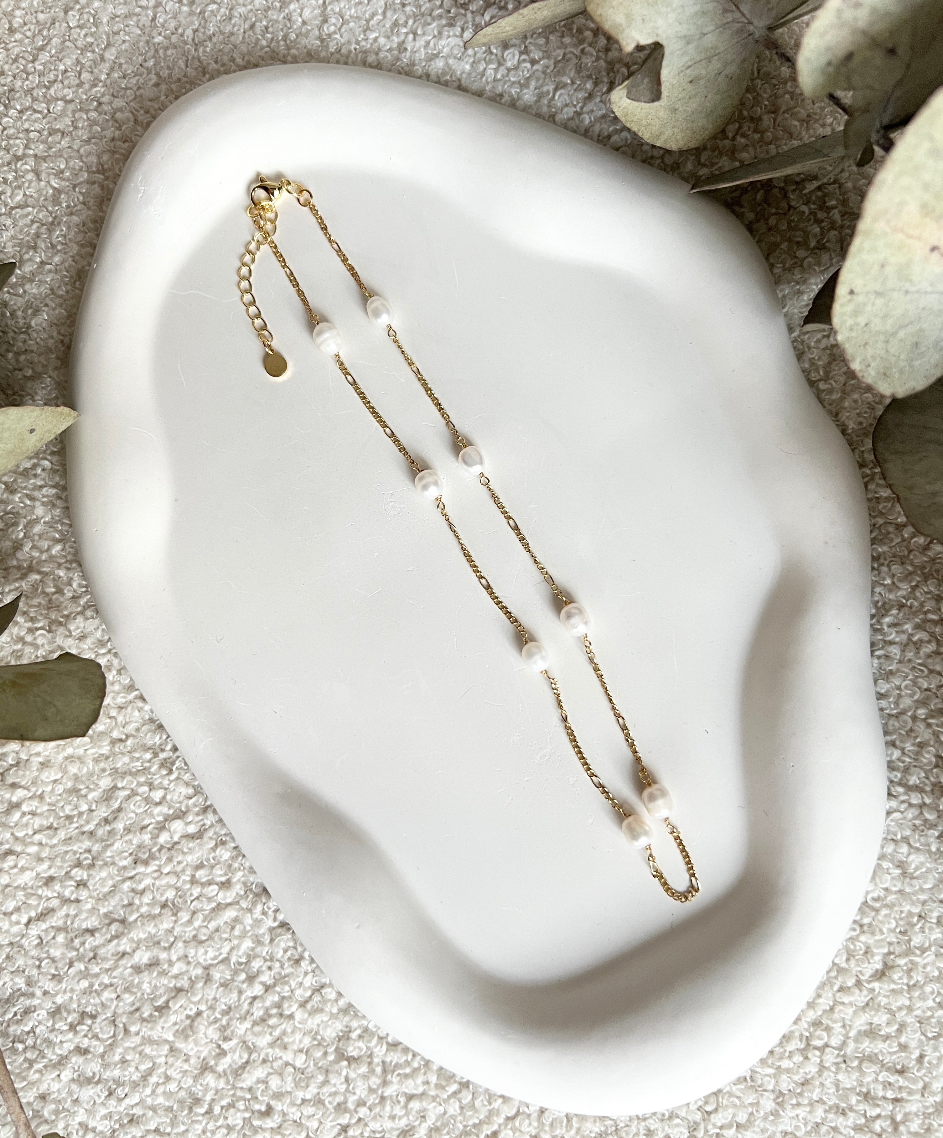 Halskette, golden mit weißen Perlen, feine Perlenhalskette, kurze Kette, Brautschmuck