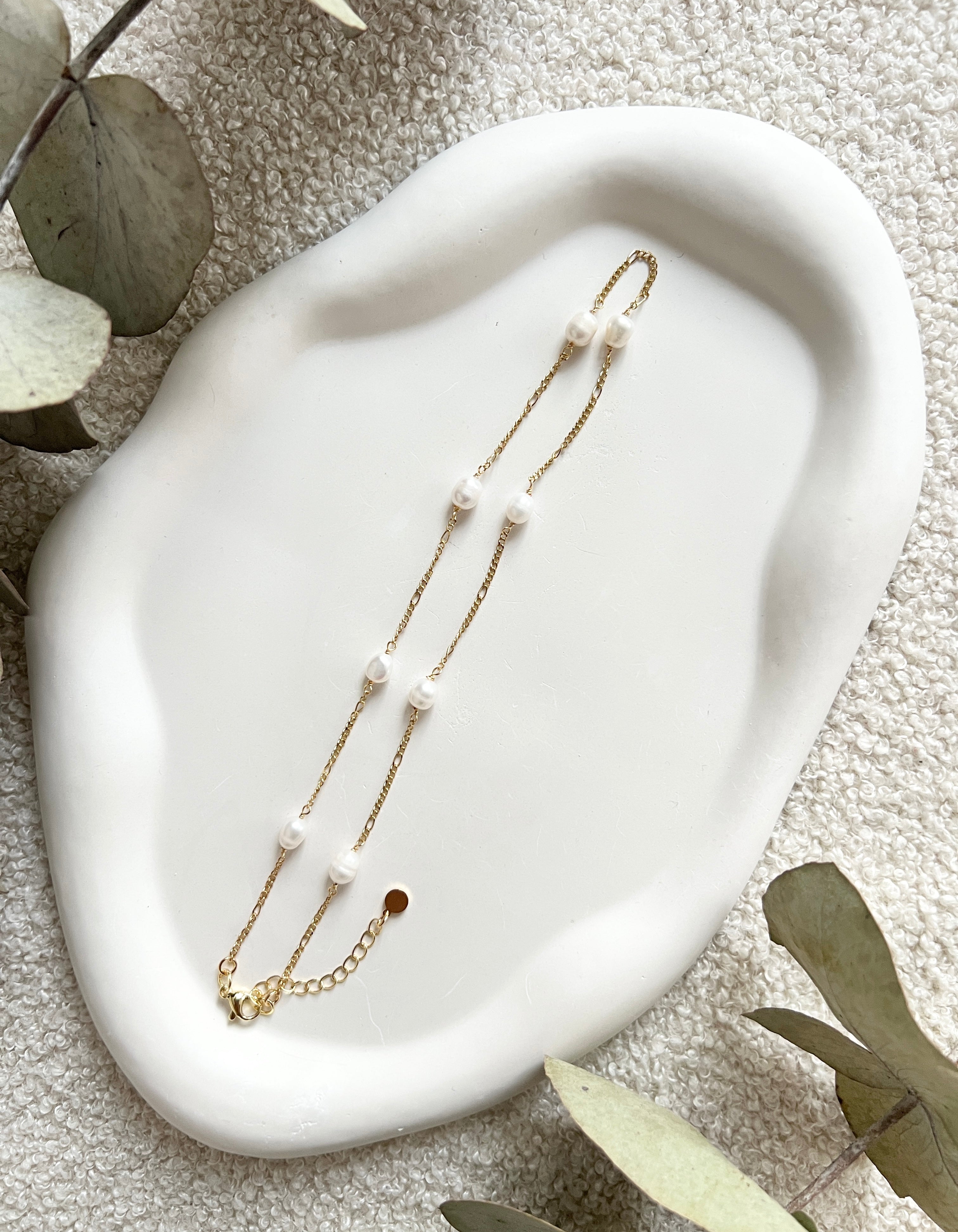 Halskette, golden mit weißen Perlen, feine Perlenhalskette, kurze Kette, Brautschmuck