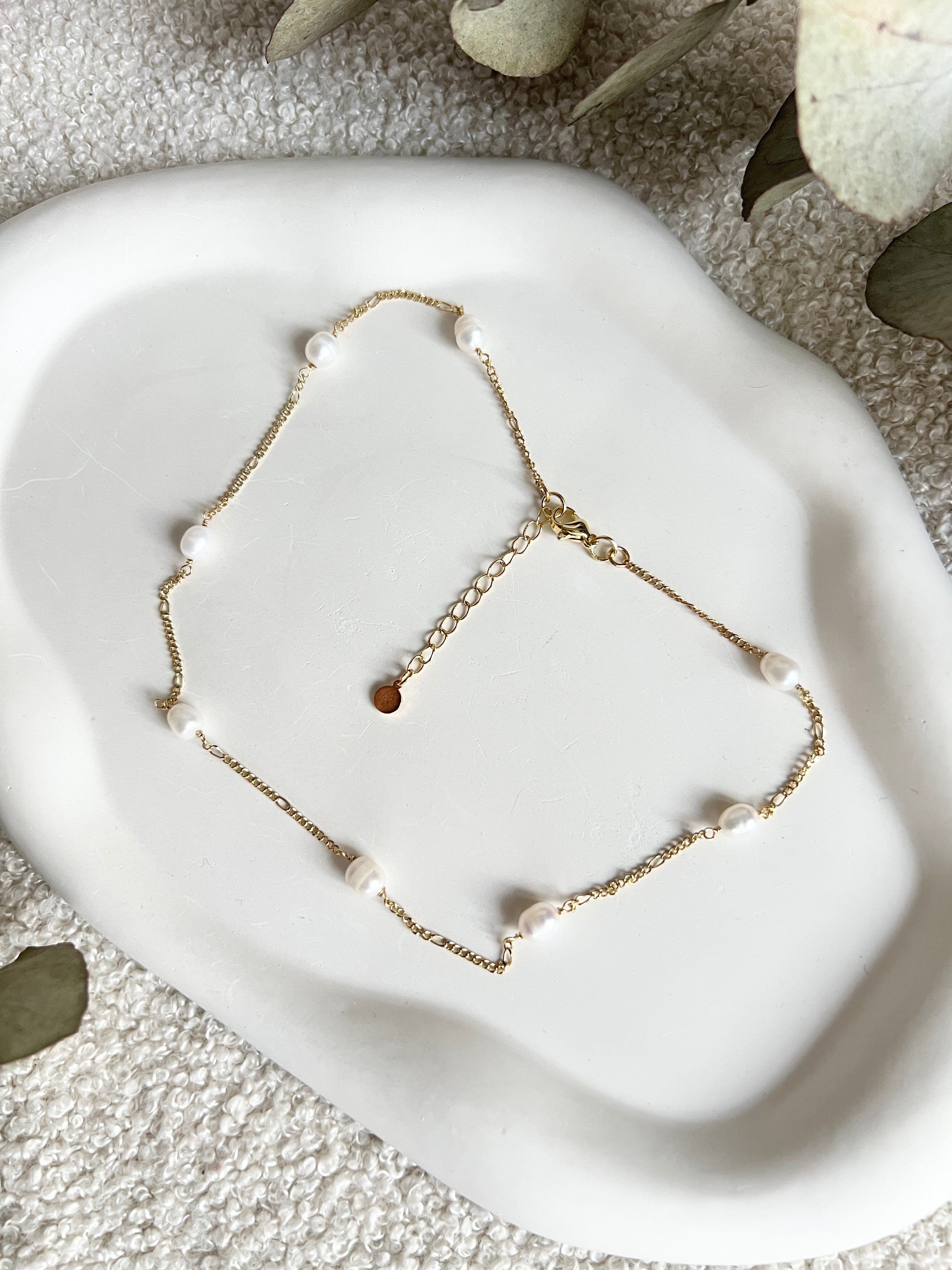 Halskette, golden mit weißen Perlen, feine Perlenhalskette, kurze Kette, Brautschmuck