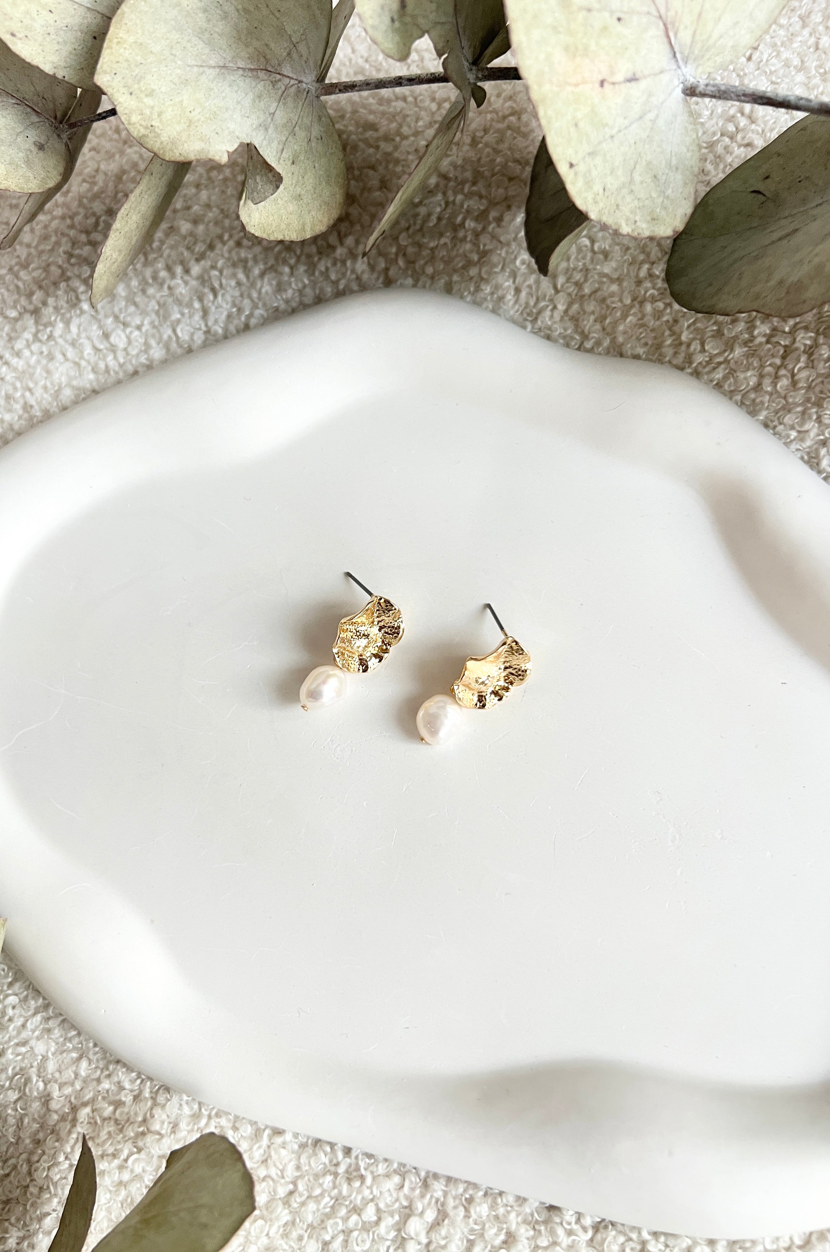 Perlenohrringe, Gold, feine weiße Perlen, moderne Ohrstecker, elegante Ohrringe, Brautohrringe, Brautjungfer