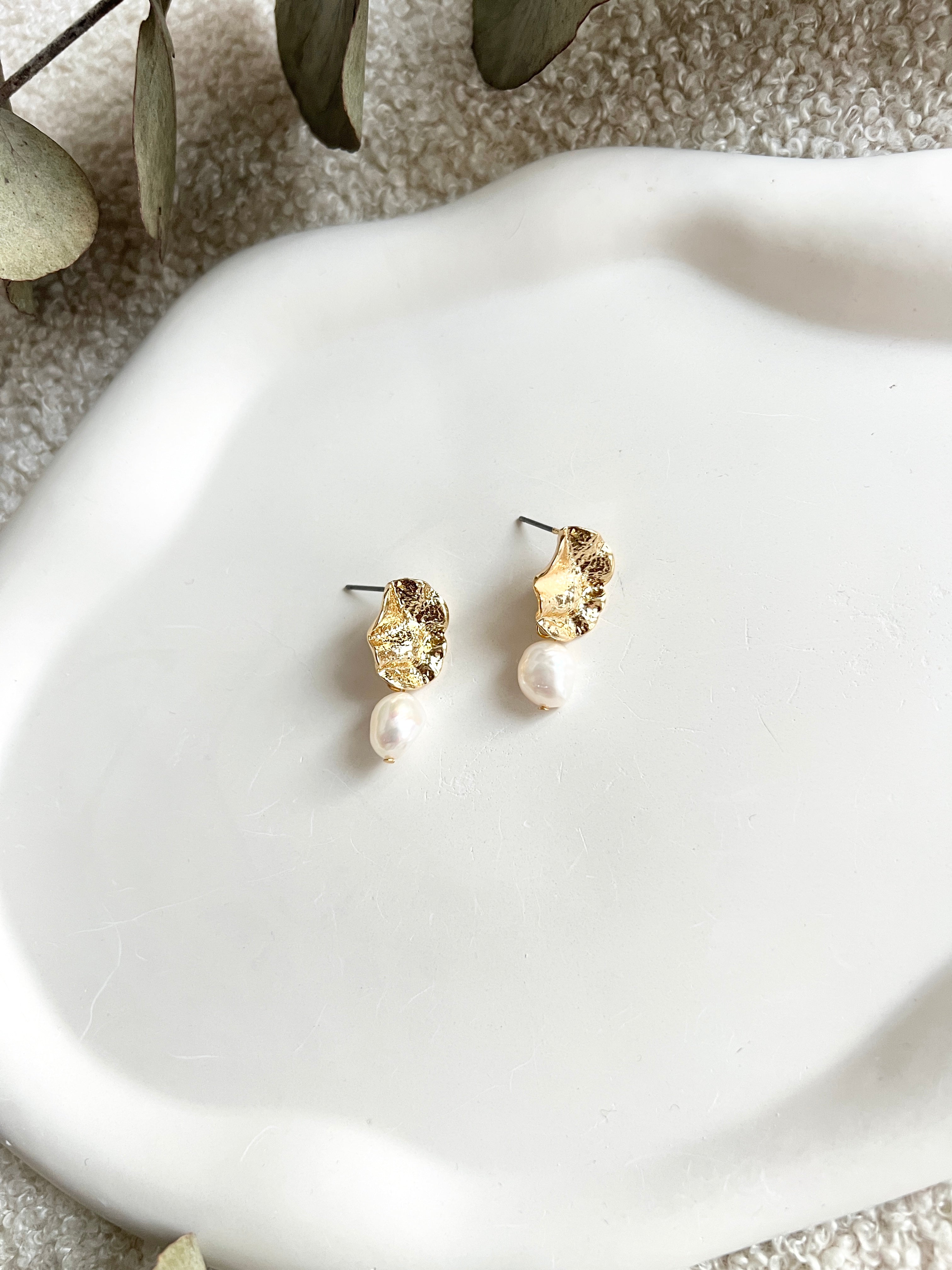 Perlenohrringe, Gold, feine weiße Perlen, moderne Ohrstecker, elegante Ohrringe, Brautohrringe, Brautjungfer