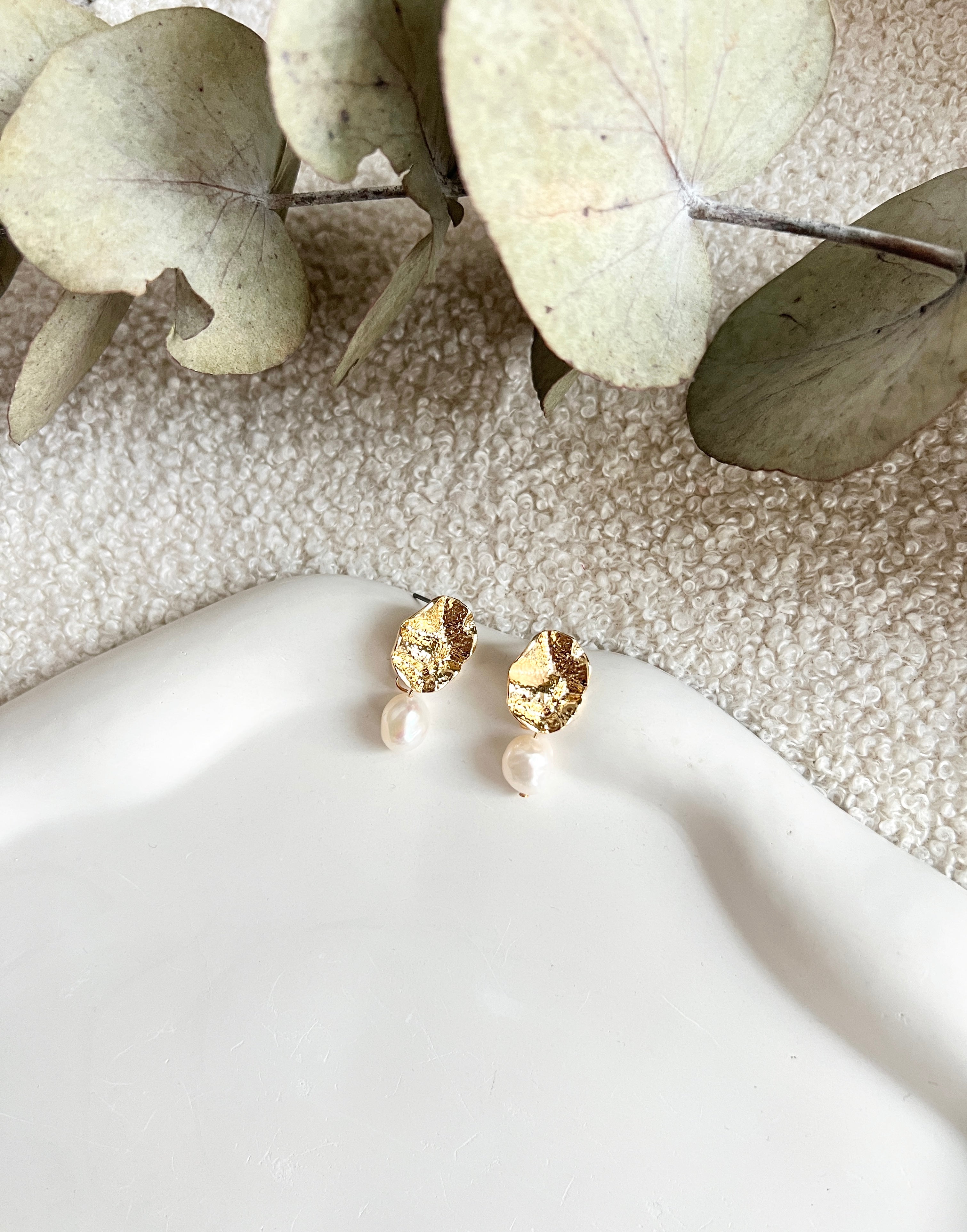 Perlenohrringe, Gold, feine weiße Perlen, moderne Ohrstecker, elegante Ohrringe, Brautohrringe, Brautjungfer