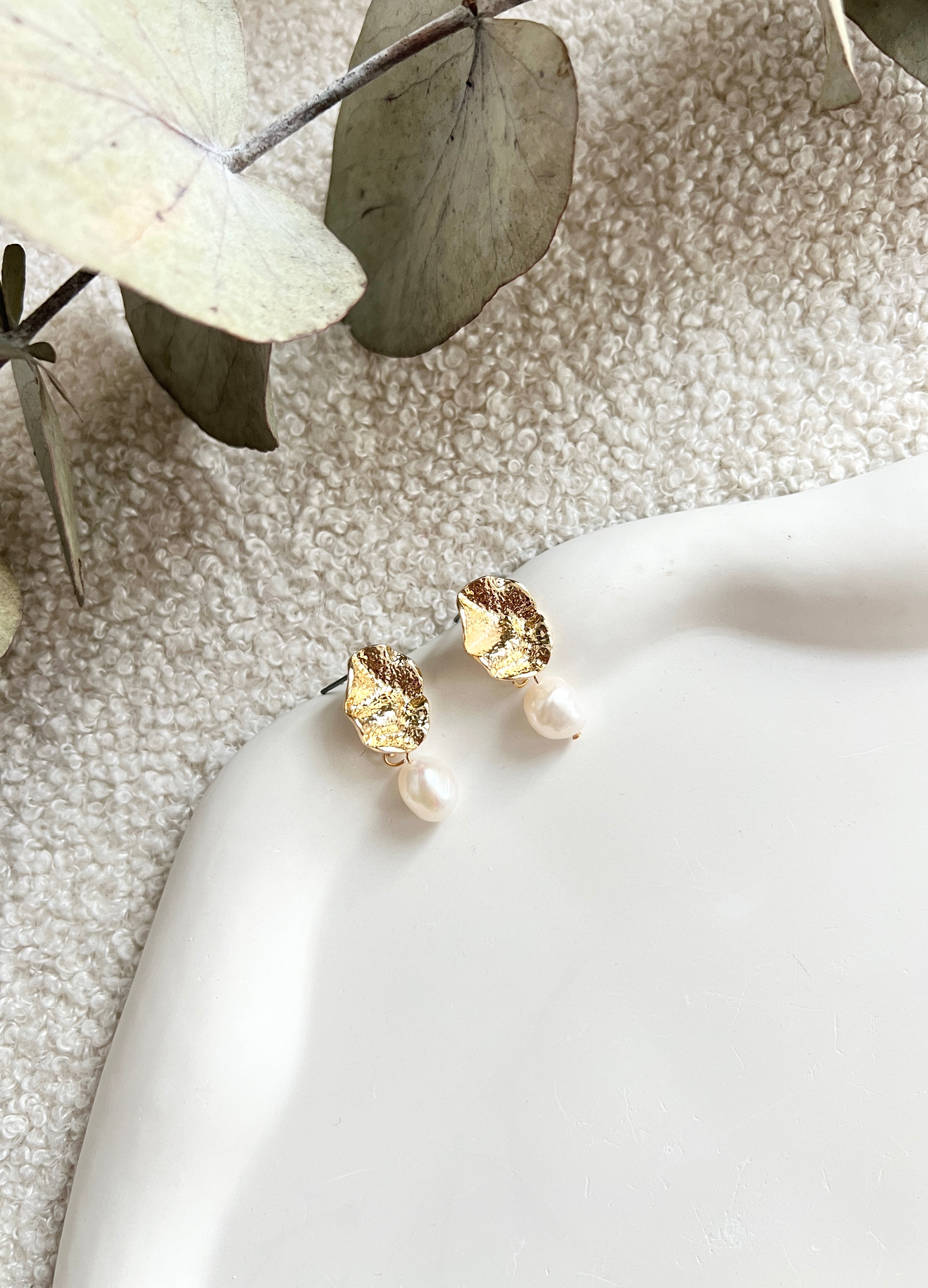 Perlenohrringe, Gold, feine weiße Perlen, moderne Ohrstecker, elegante Ohrringe, Brautohrringe, Brautjungfer