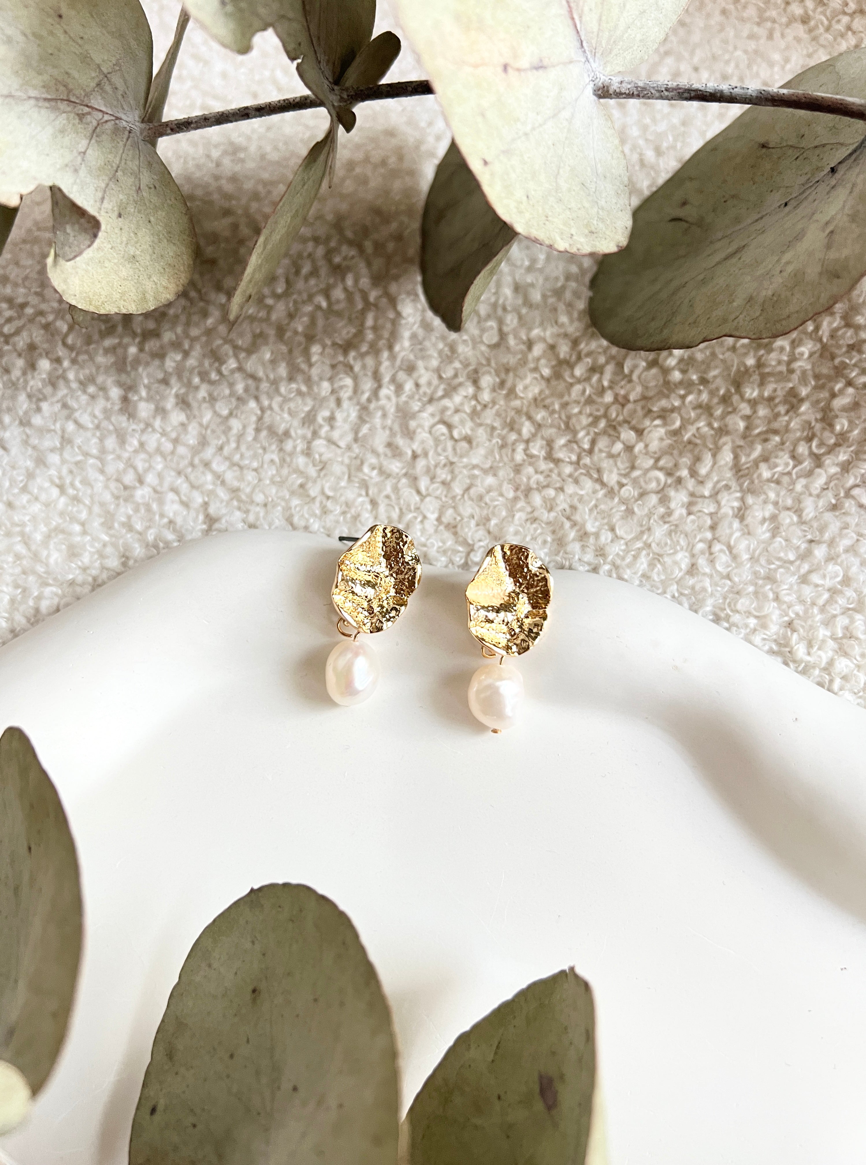 Perlenohrringe, Gold, feine weiße Perlen, moderne Ohrstecker, elegante Ohrringe, Brautohrringe, Brautjungfer