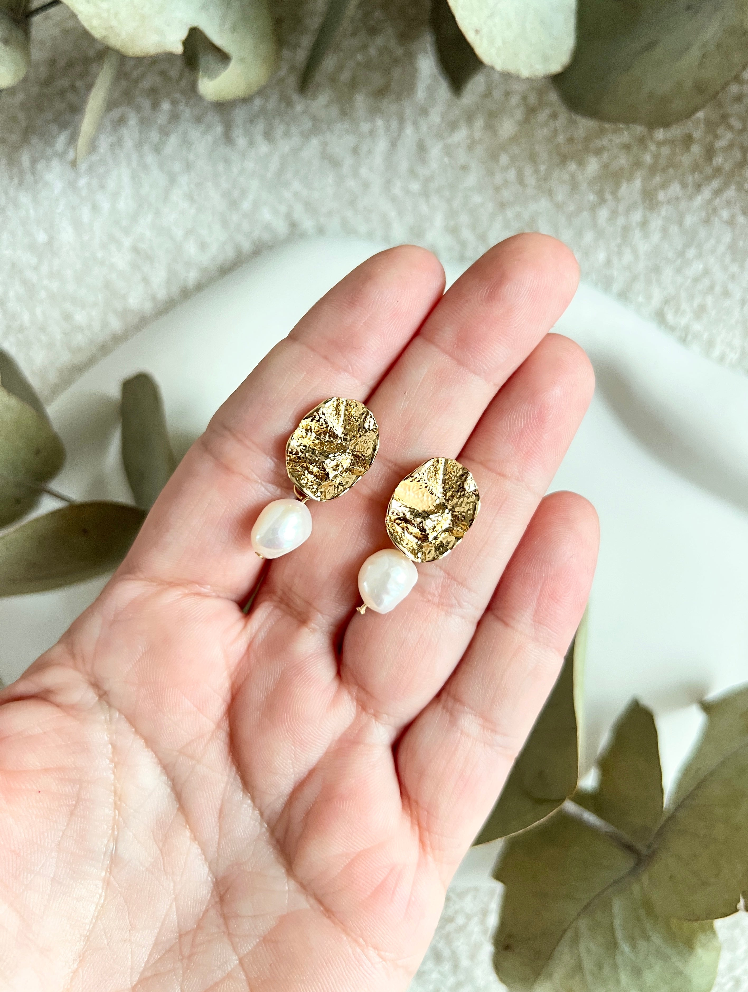 Perlenohrringe, Gold, feine weiße Perlen, moderne Ohrstecker, elegante Ohrringe, Brautohrringe, Brautjungfer