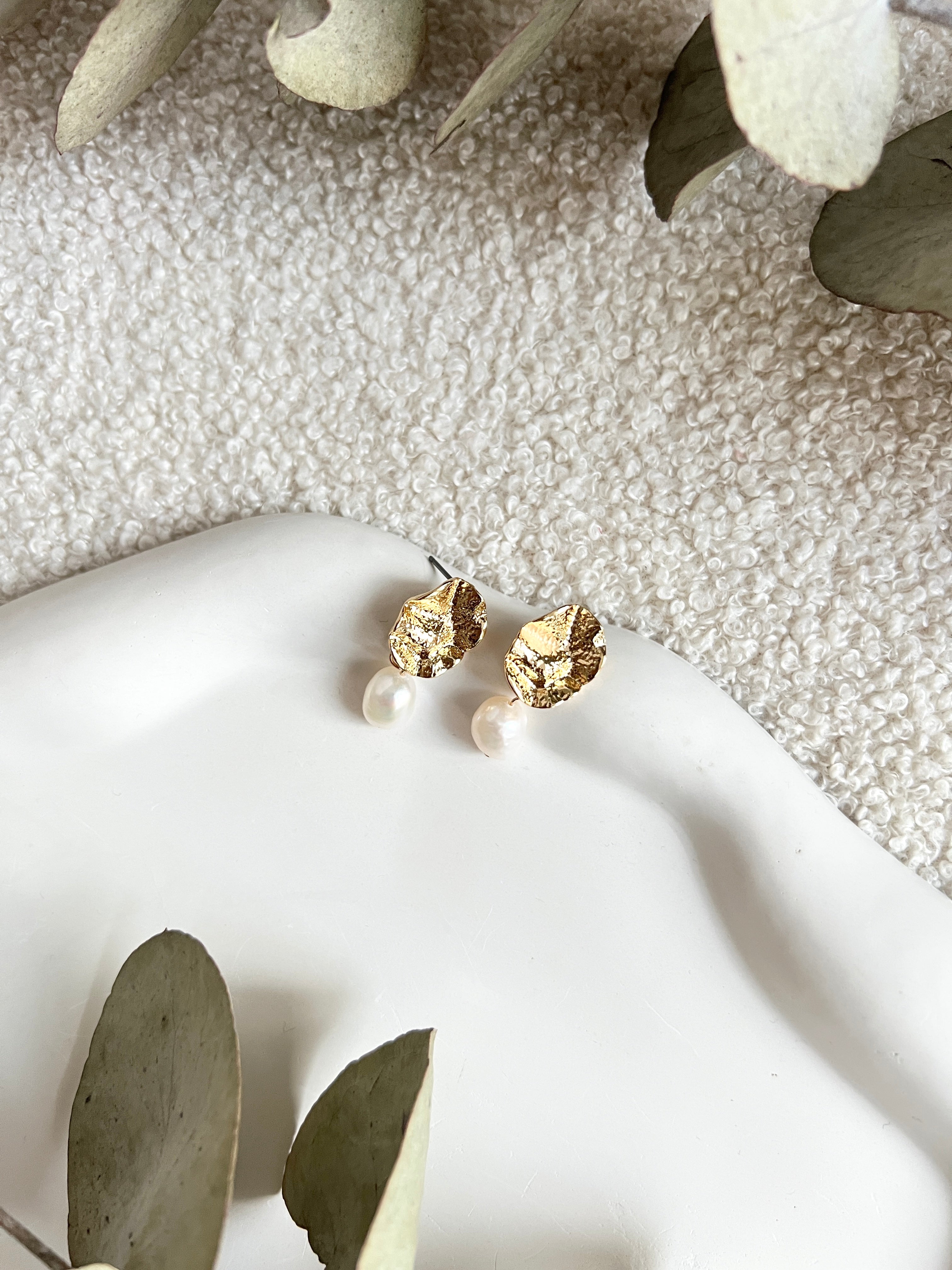 Perlenohrringe, Gold, feine weiße Perlen, moderne Ohrstecker, elegante Ohrringe, Brautohrringe, Brautjungfer