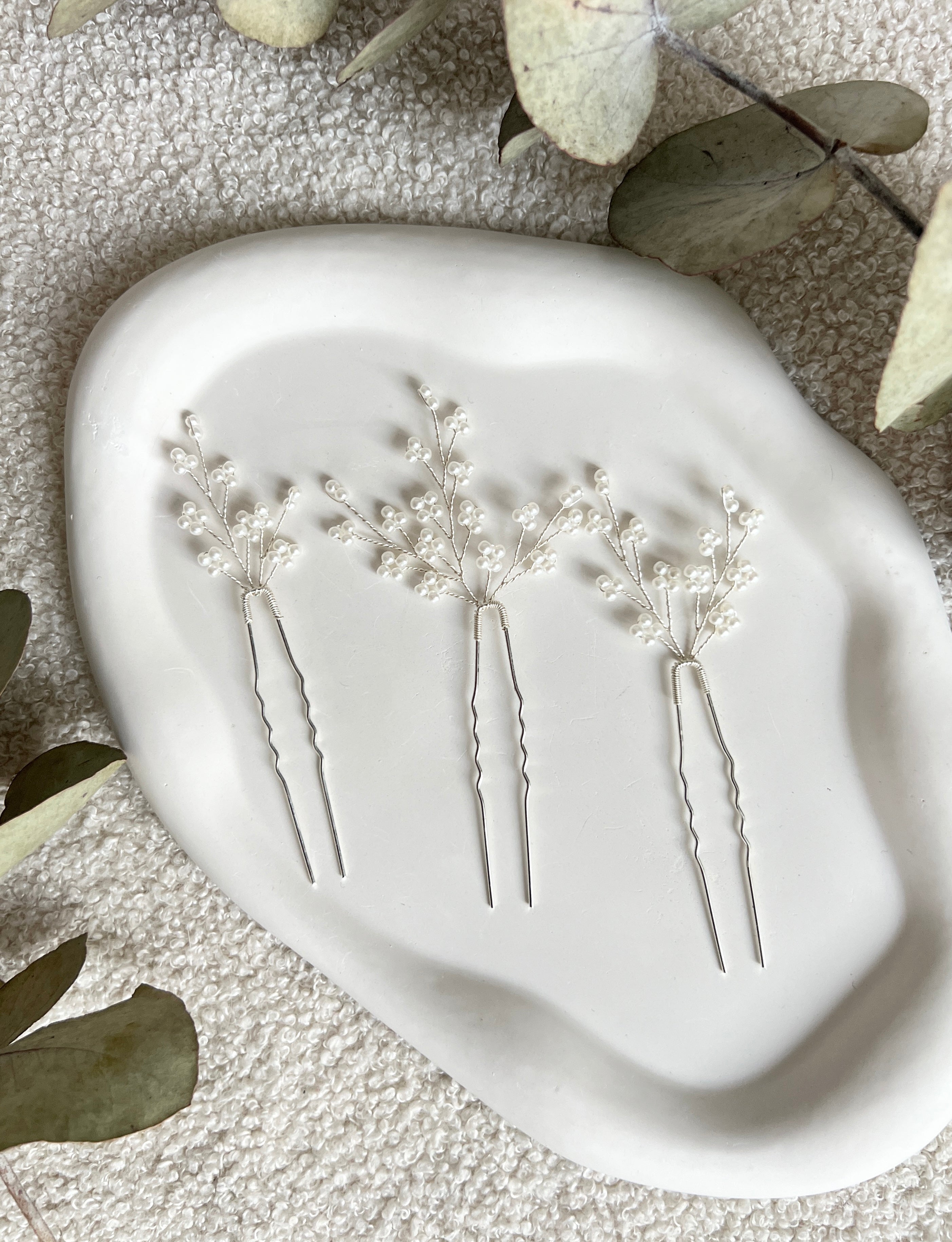 Haarschmuck, Set 3 Stück, Silber, Brautschmuck, Haarspangen, weiße zarte Perlen, Haarnadeln fuer die Braut, silberner Brauthaarschmuck, Brautfrisur, Weddinginspiration, Schmuck Hochzeit, Brauthaarschmuck, Brautset, feiner Perlenschmuck, Brautjungfern, Schmuckbluete