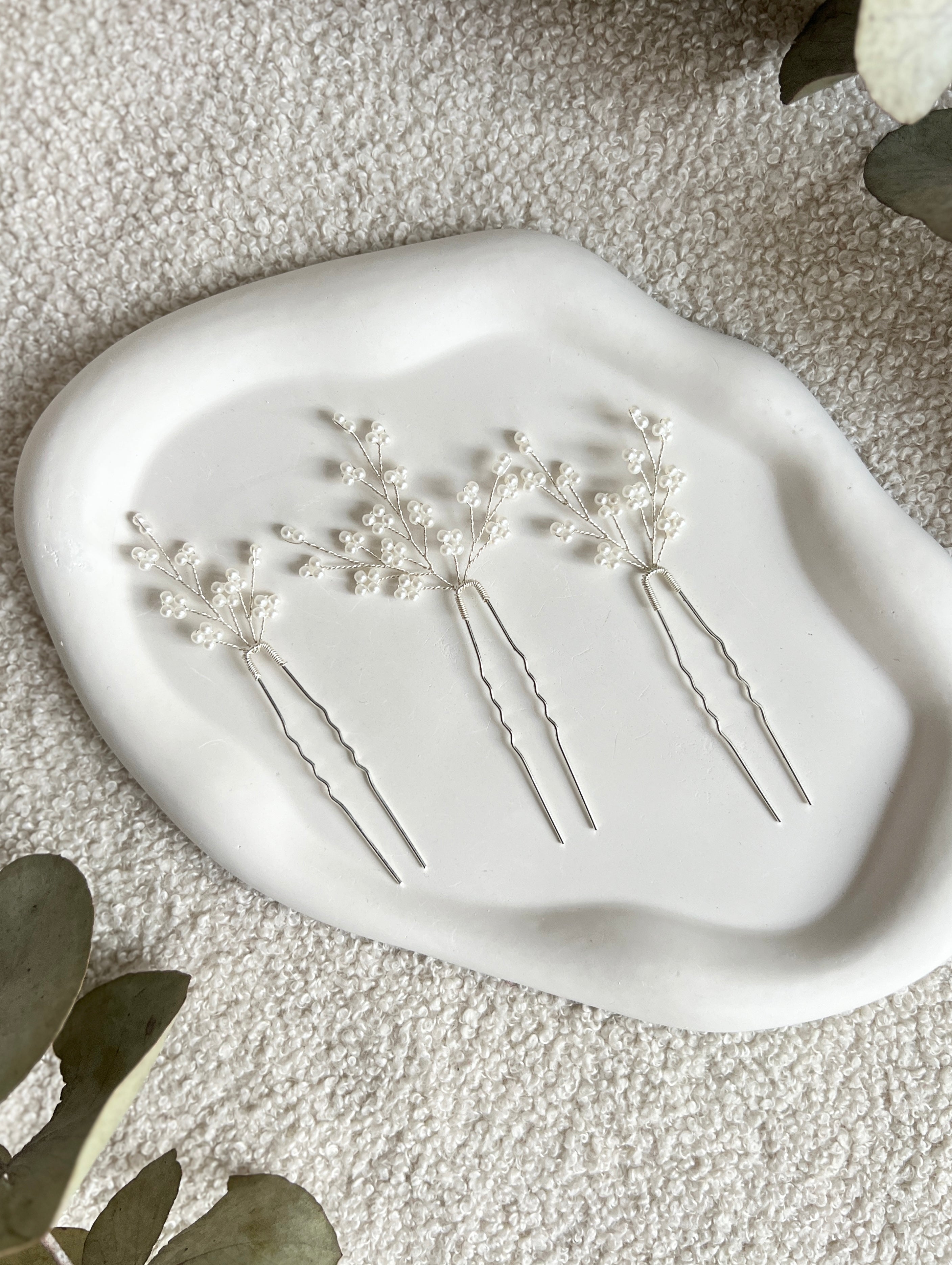 Haarschmuck, Set 3 Stück, Silber, Brautschmuck, Haarspangen, weiße zarte Perlen, Haarnadeln fuer die Braut, silberner Brauthaarschmuck, Brautfrisur, Weddinginspiration, Schmuck Hochzeit, Brauthaarschmuck, Brautset, feiner Perlenschmuck, Brautjungfern, Schmuckbluete