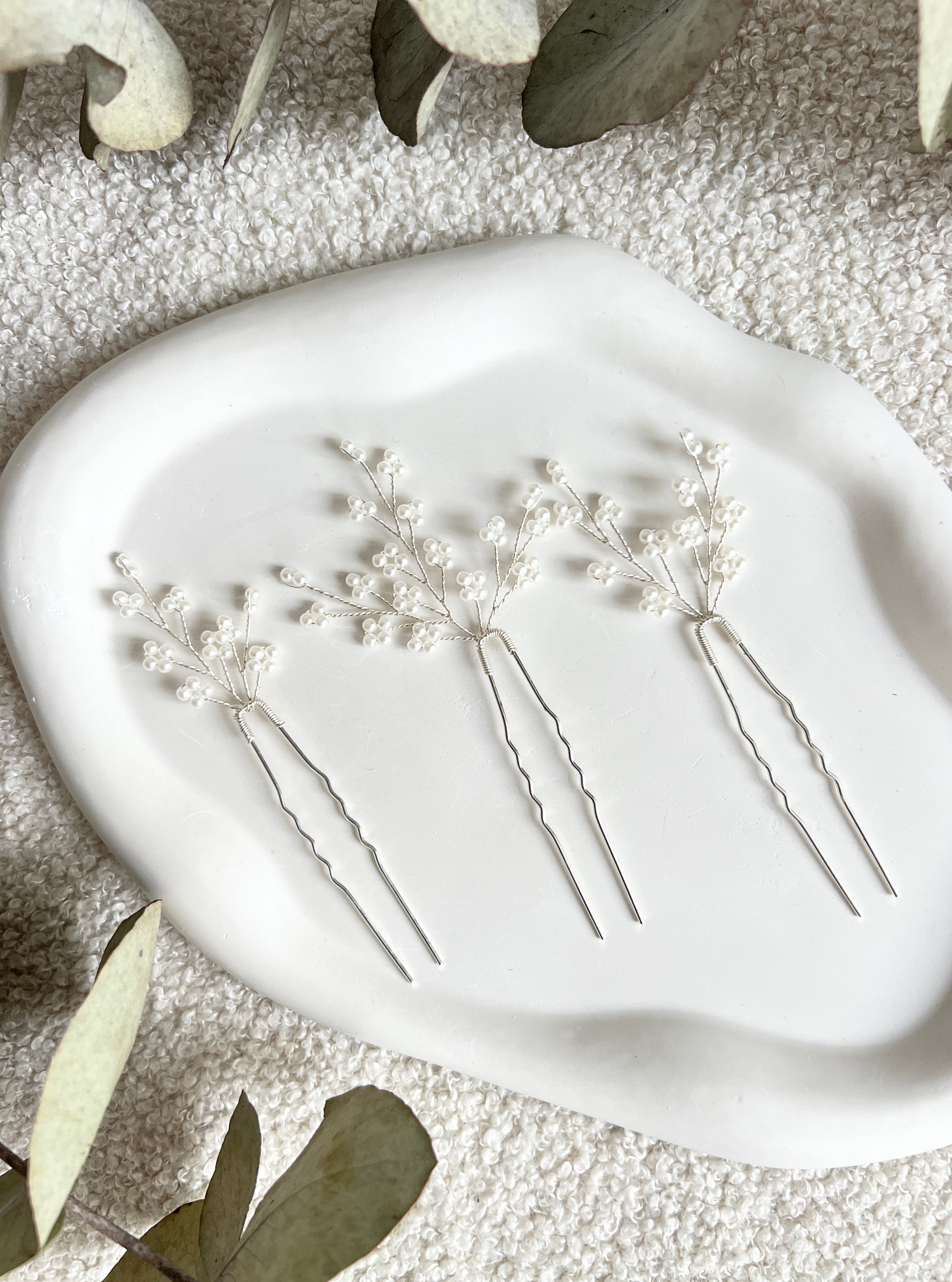 Haarschmuck, Set 3 Stück, Silber, Brautschmuck, Haarspangen, weiße zarte Perlen, Haarnadeln fuer die Braut, silberner Brauthaarschmuck, Brautfrisur, Weddinginspiration, Schmuck Hochzeit, Brauthaarschmuck, Brautset, feiner Perlenschmuck, Brautjungfern, Schmuckbluete