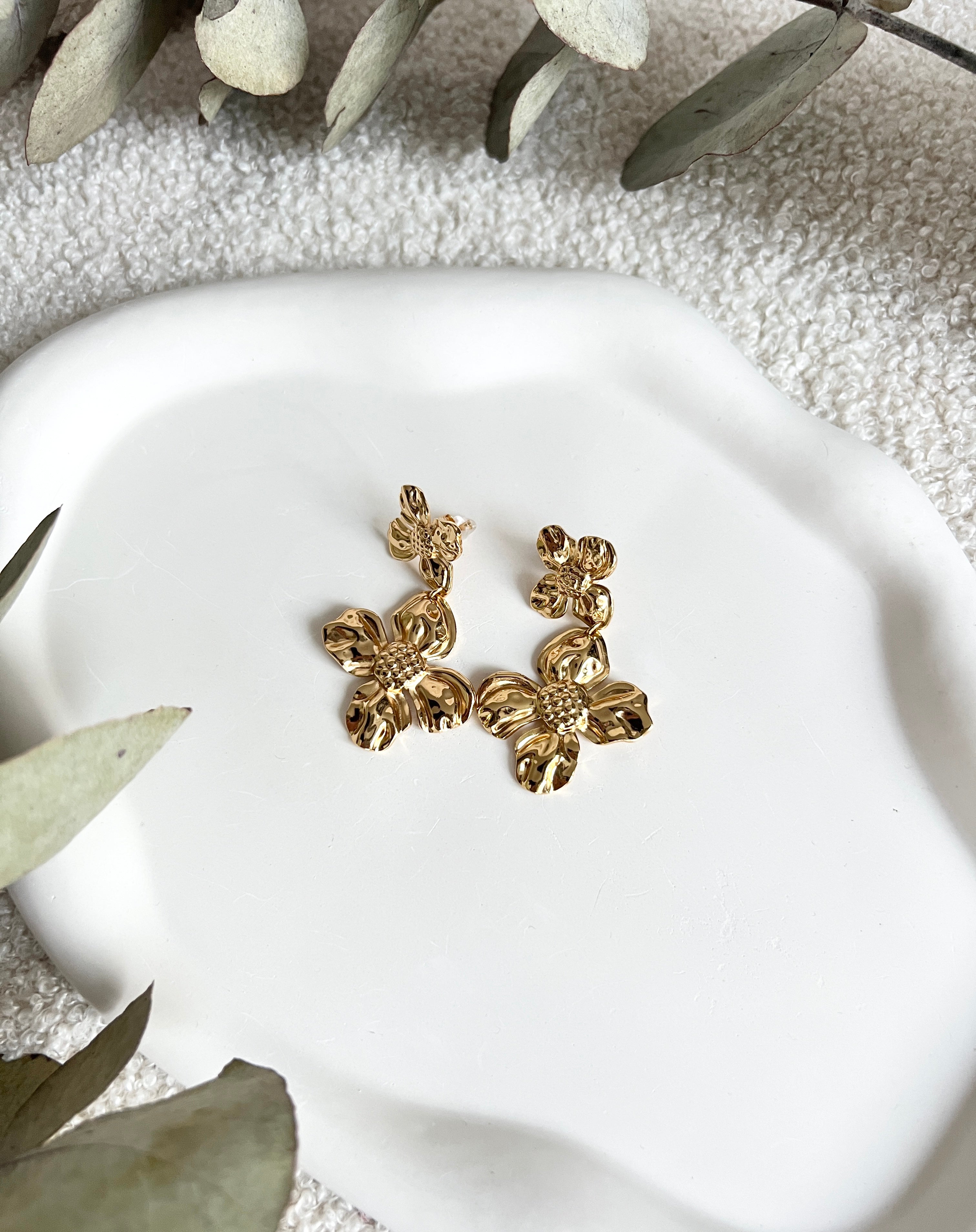 Goldene große Brautohrringe, moderne Ohrringe mit glaenzenden Blumen, feine Brautohrringe, Schmuck Hochzeit, lange Haengeohrringe, Ohrstecker, Brautjungfer, Damenschmuck, Ohrschmuck Frauen, eleganter Brautschmuck, Schmuckbuete