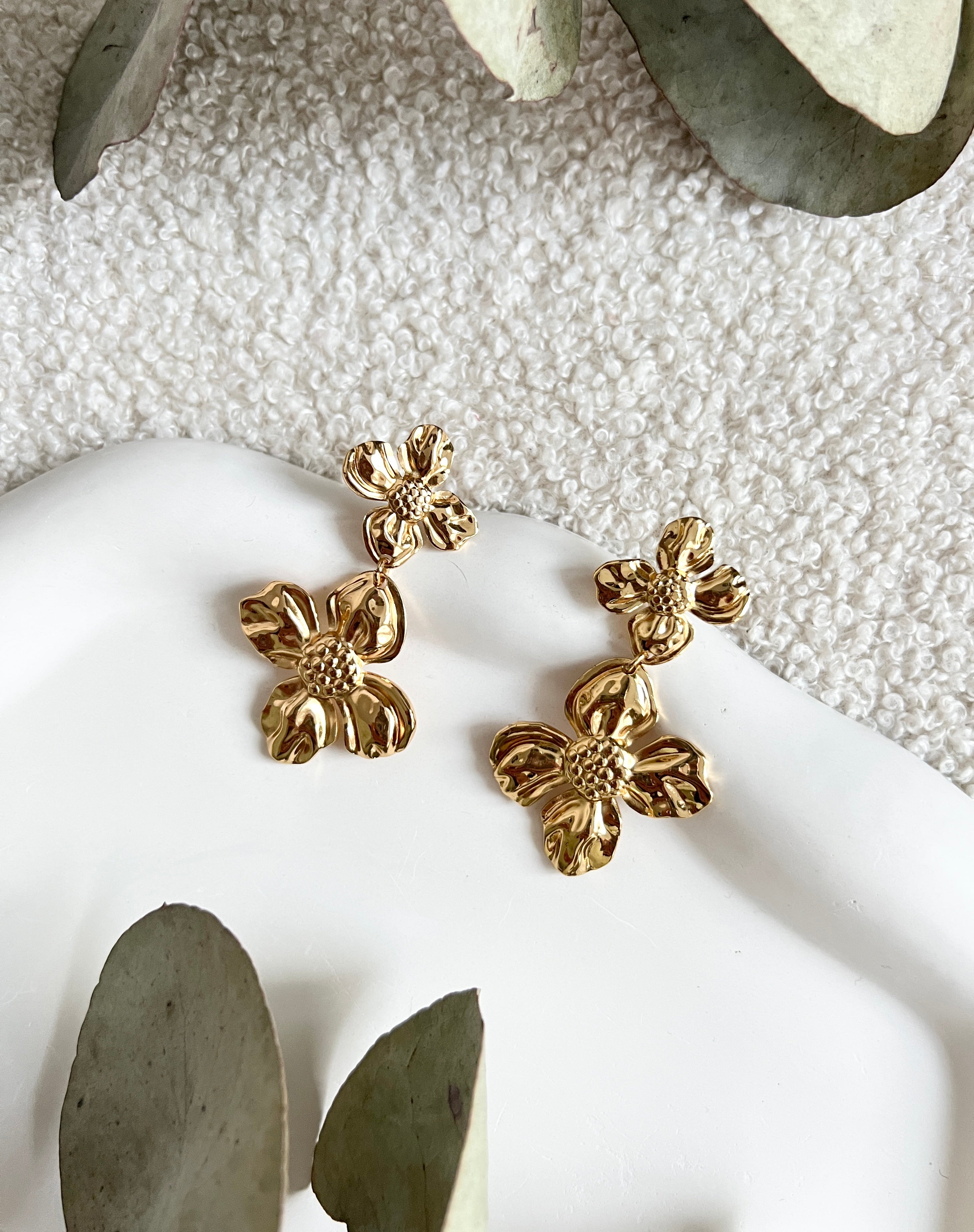 Goldene große Brautohrringe, moderne Ohrringe mit glaenzenden Blumen, feine Brautohrringe, Schmuck Hochzeit, lange Haengeohrringe, Ohrstecker, Brautjungfer, Damenschmuck, Ohrschmuck Frauen, eleganter Brautschmuck, Schmuckbuete
