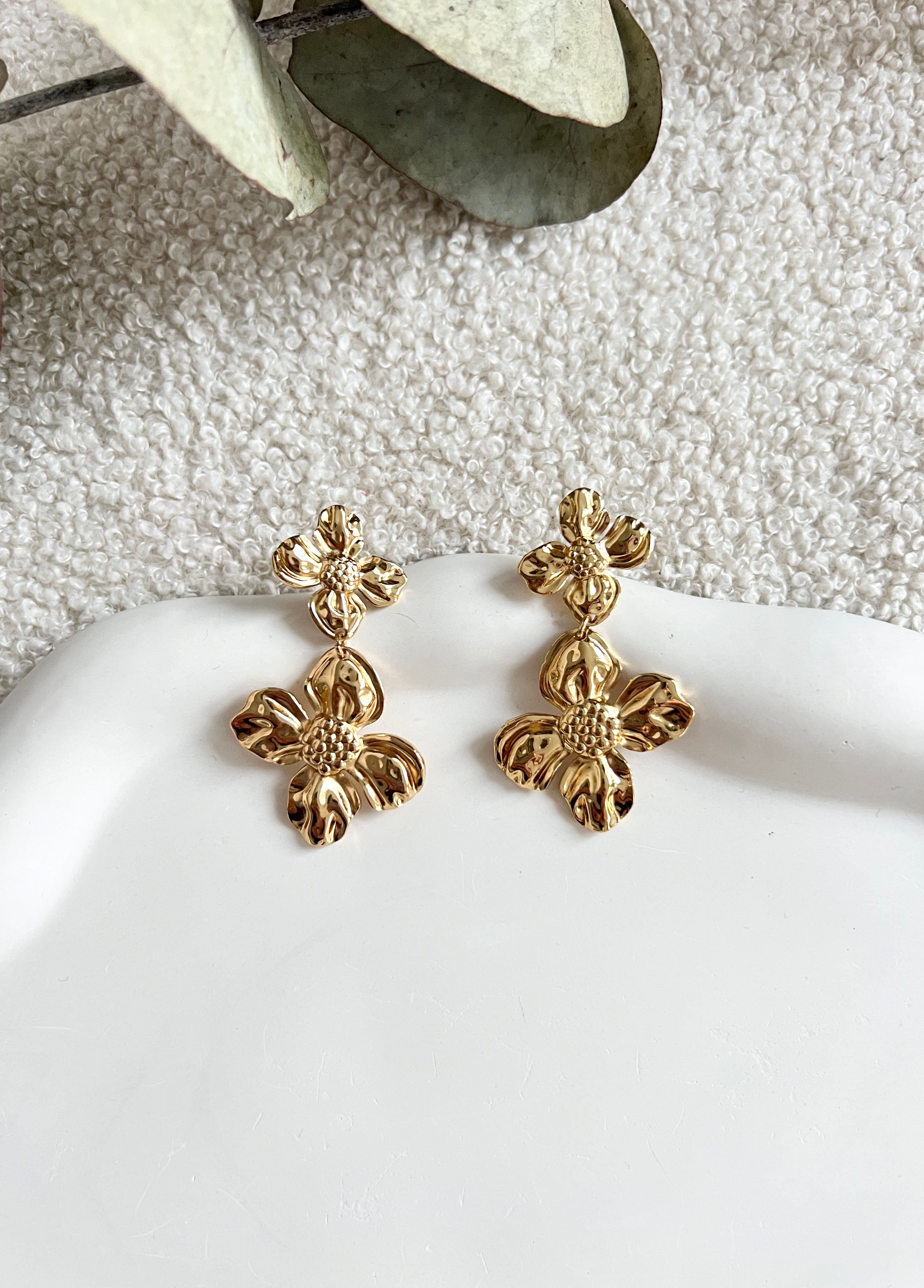 Goldene große Brautohrringe, moderne Ohrringe mit glaenzenden Blumen, feine Brautohrringe, Schmuck Hochzeit, lange Haengeohrringe, Ohrstecker, Brautjungfer, Damenschmuck, Ohrschmuck Frauen, eleganter Brautschmuck, Schmuckbuete