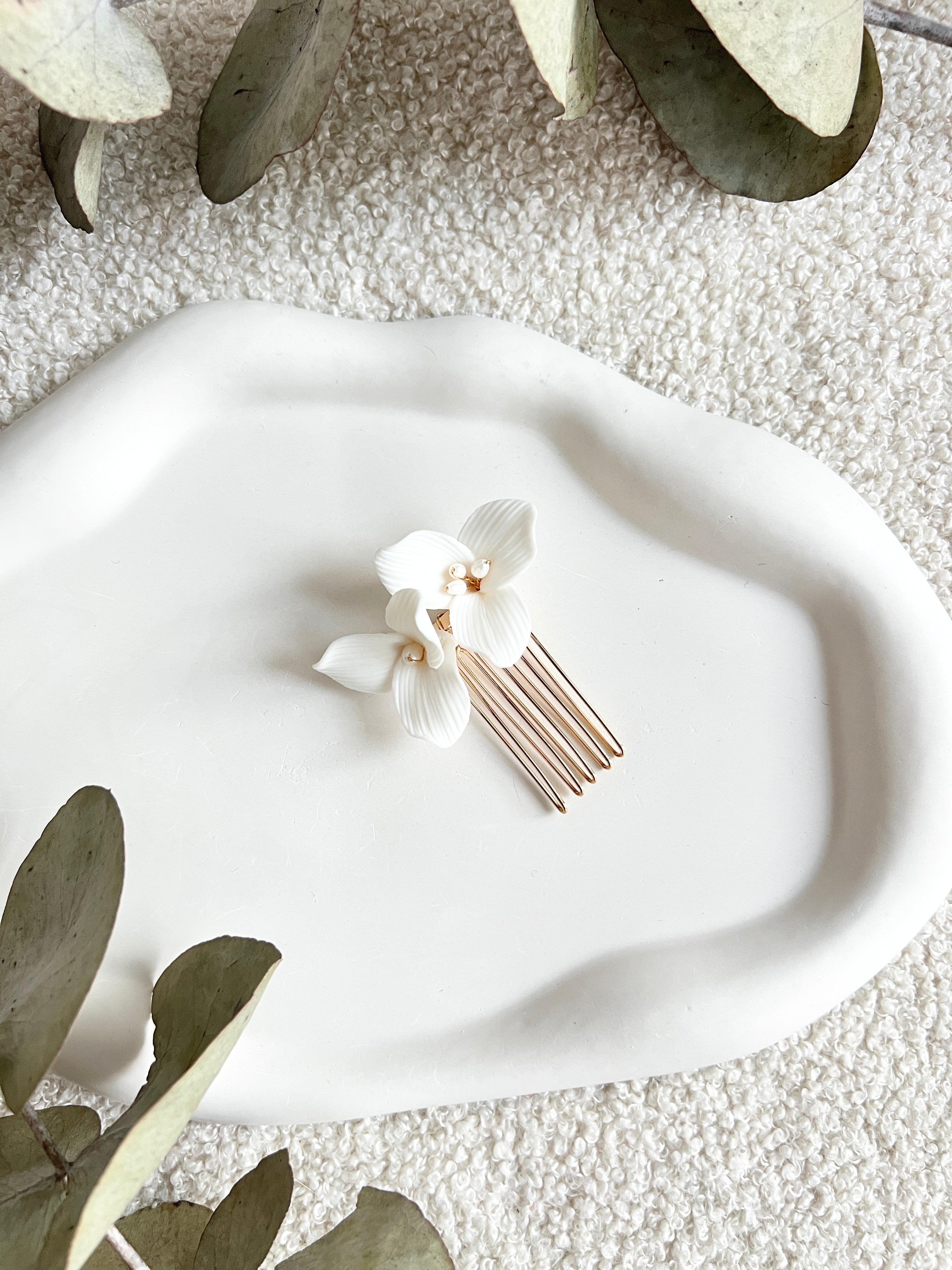 Braut Haarkamm, Gold, weiße Keramikblüten, Perlen, Blumen Brautschmuck