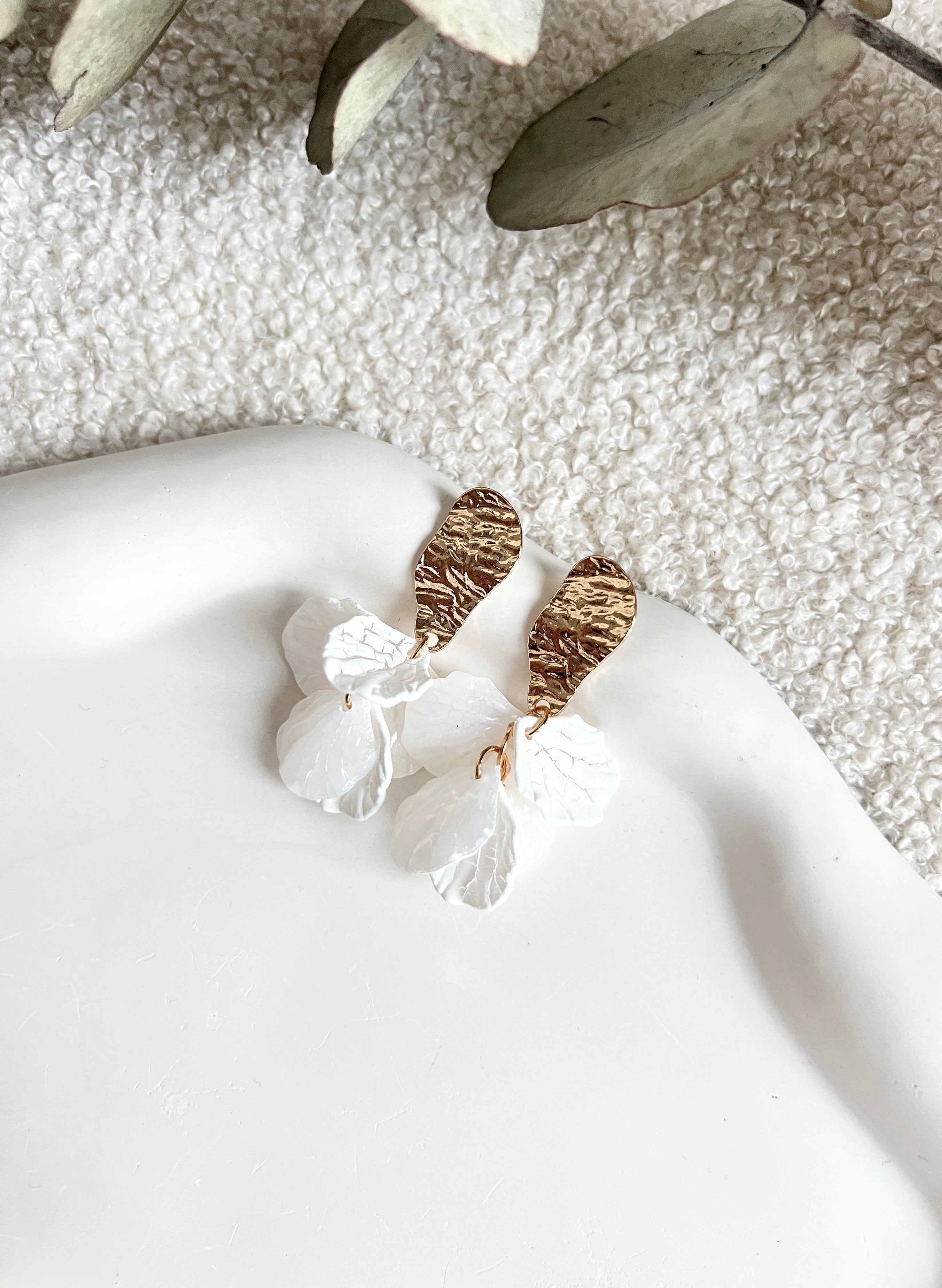 Brautohrringe, Gold und Weiss, Blaetterform, feine Ohrringe, moderner Brautschmuck, Ohrstecker mit goldenen Details, Bluetenblätter, Schmuck Hochzeit, elegante Haengeohrringe, Trauzeugin oder Brautjungfer, Brautlook, Weddinginspiration, Schmuckbluete