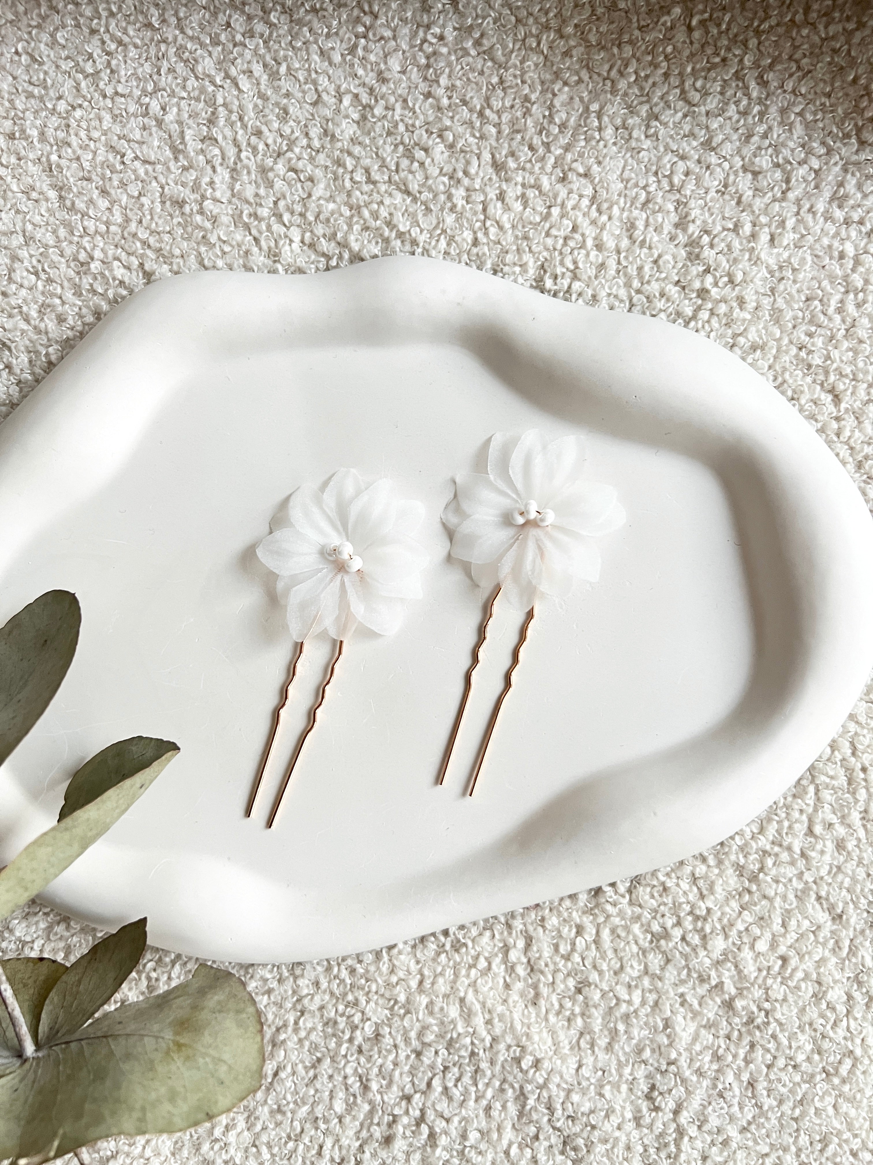 Haarnadeln mit feinen Stoffblüten und zarten weißen Perlen, Set 2 Stück, Blumen, goldener Haarschmuck